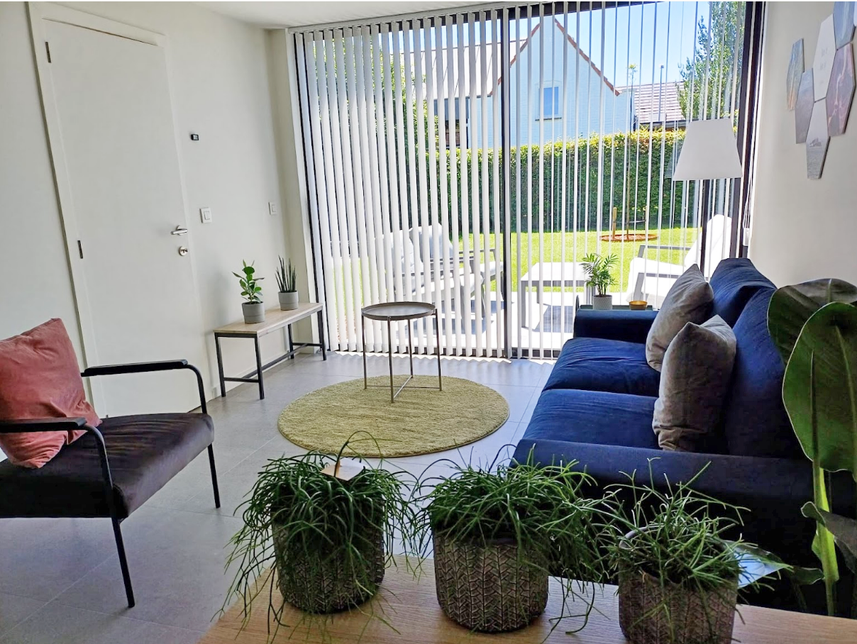 Bureau de jardin moderne avec fenêtres en aluminium