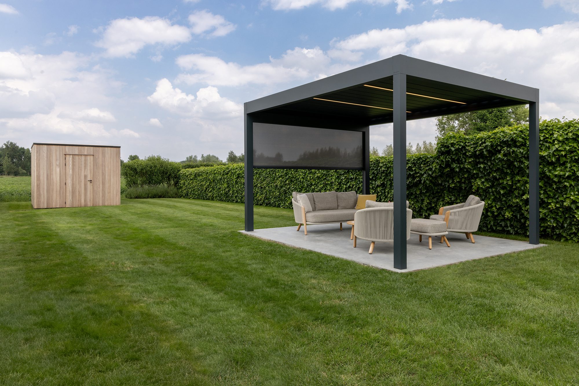 Moderne terrasoverkapping met beweegbare lamellen en screen