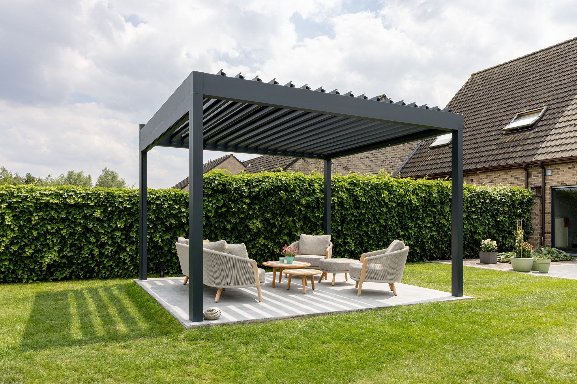 Vrijstaande pergola met lamellendak en screen