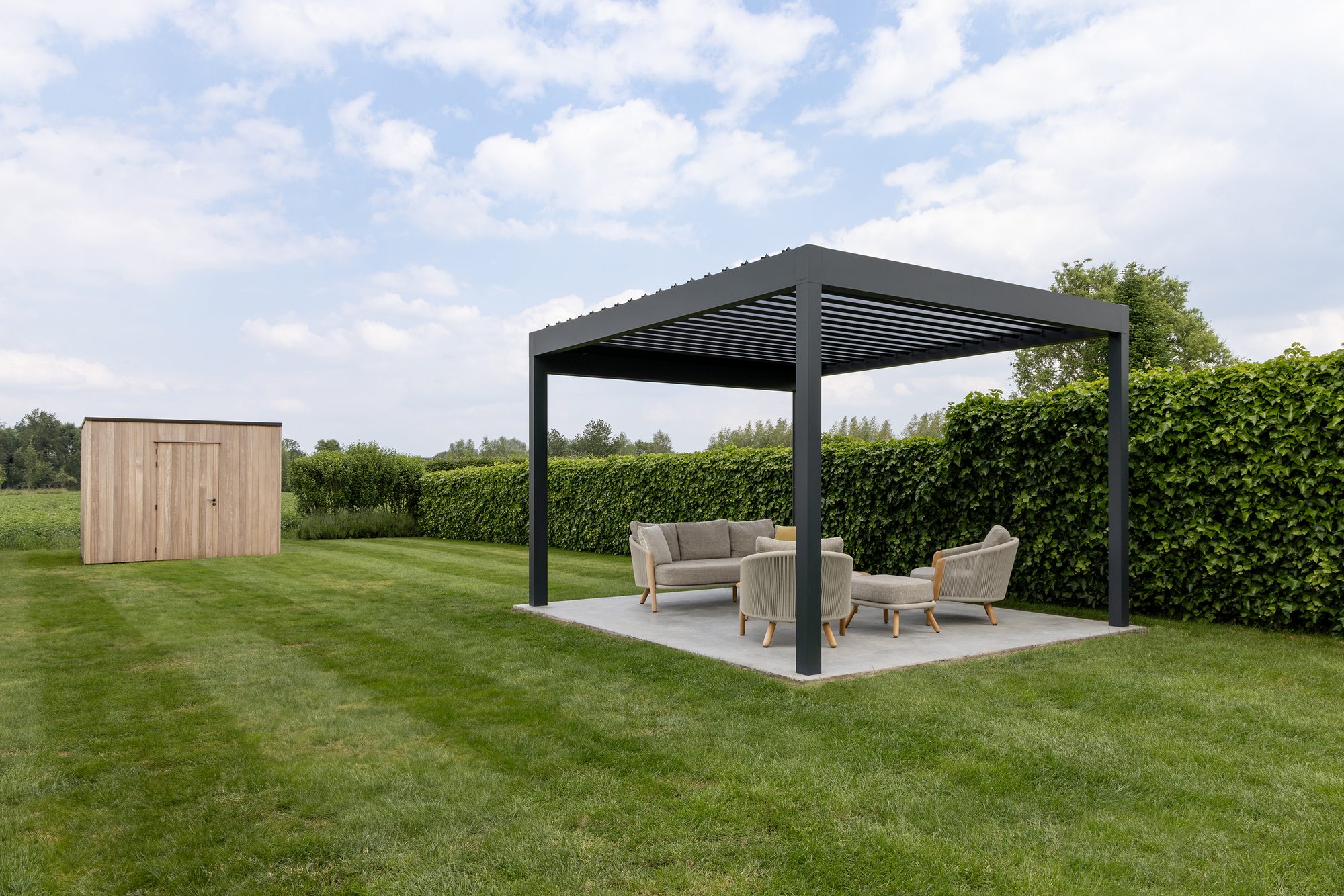 Losstaande pergola in aluminium met beweegbare lamellen
