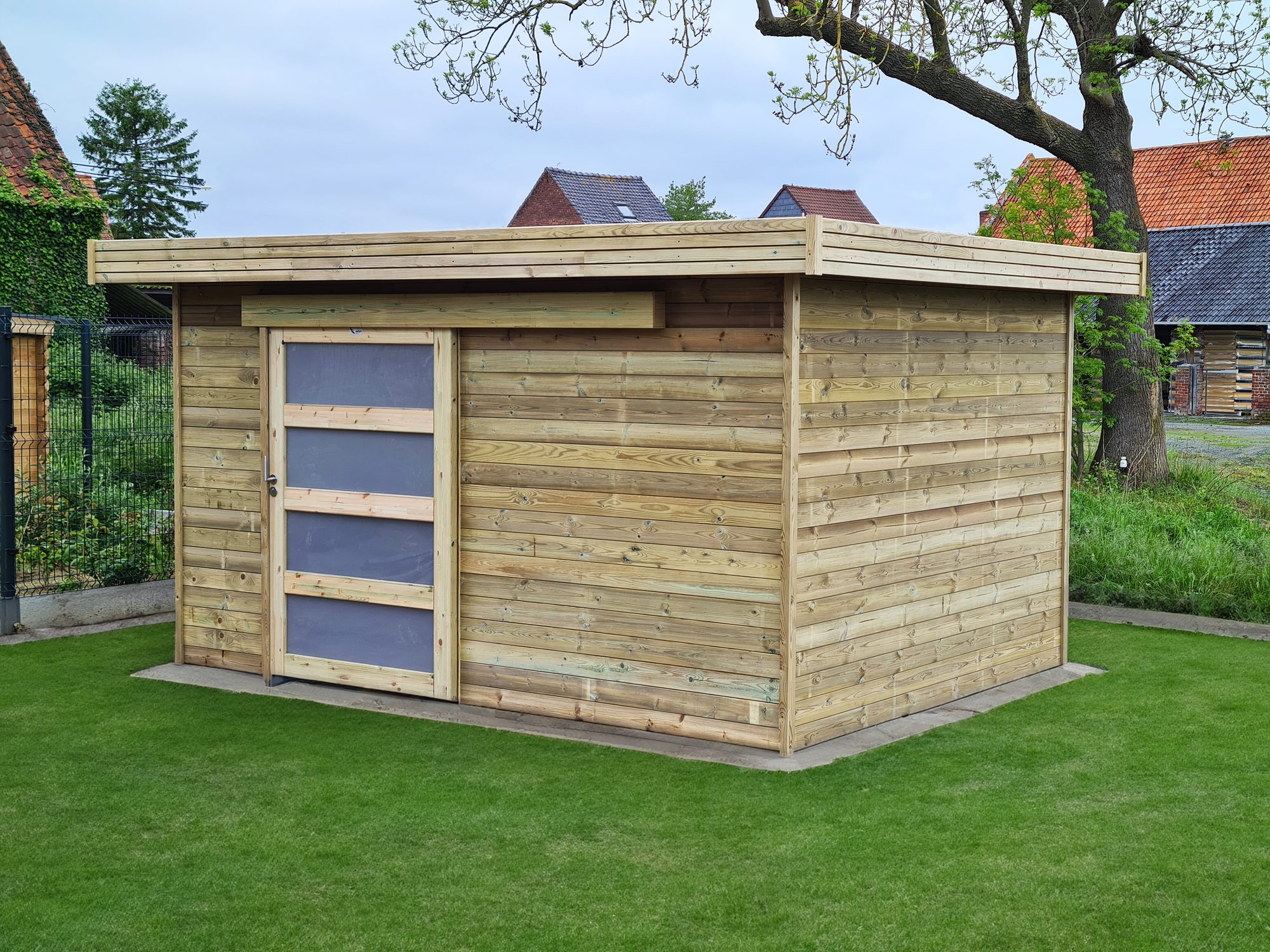 Modern houten tuinhuis met plat dak