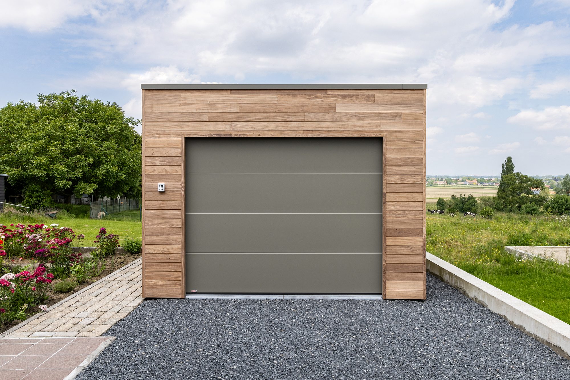 Garage en bois avec porte sectionnelle