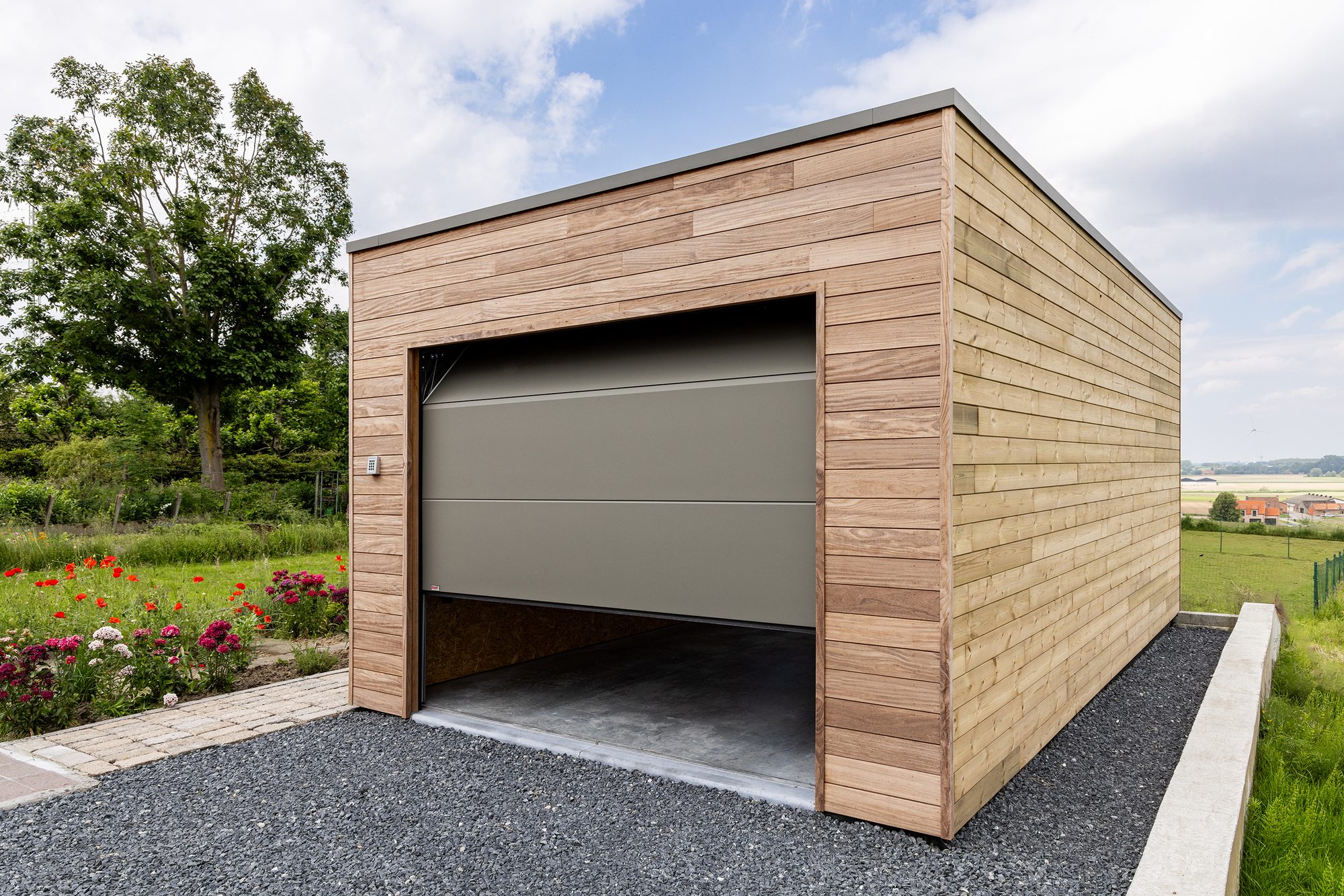 Garage en bois avec afrormosia et pin