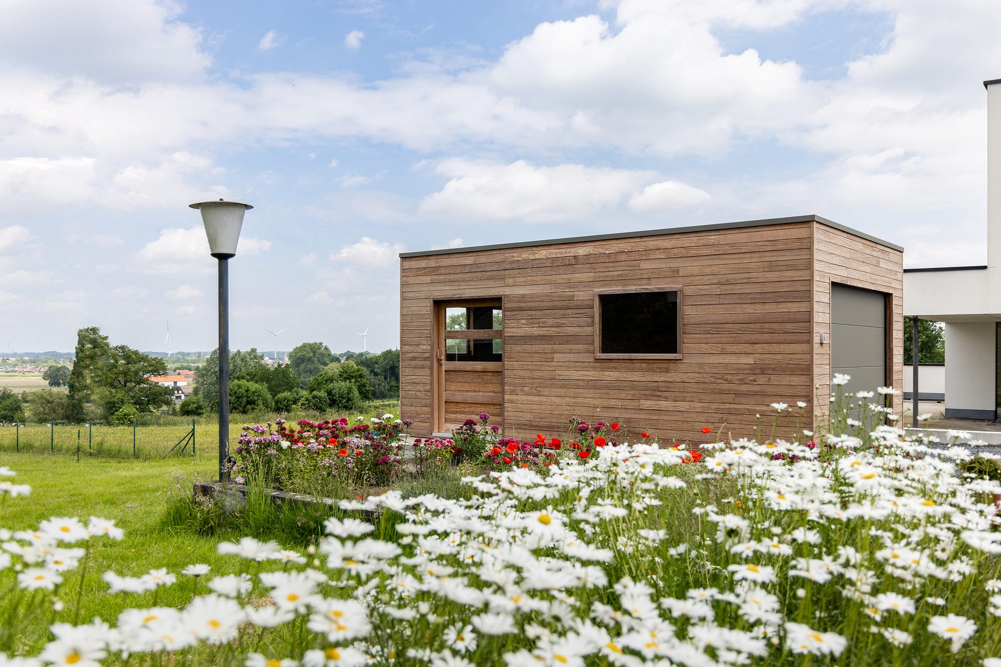 Garage en bois indépendant avec porte sectionnelle