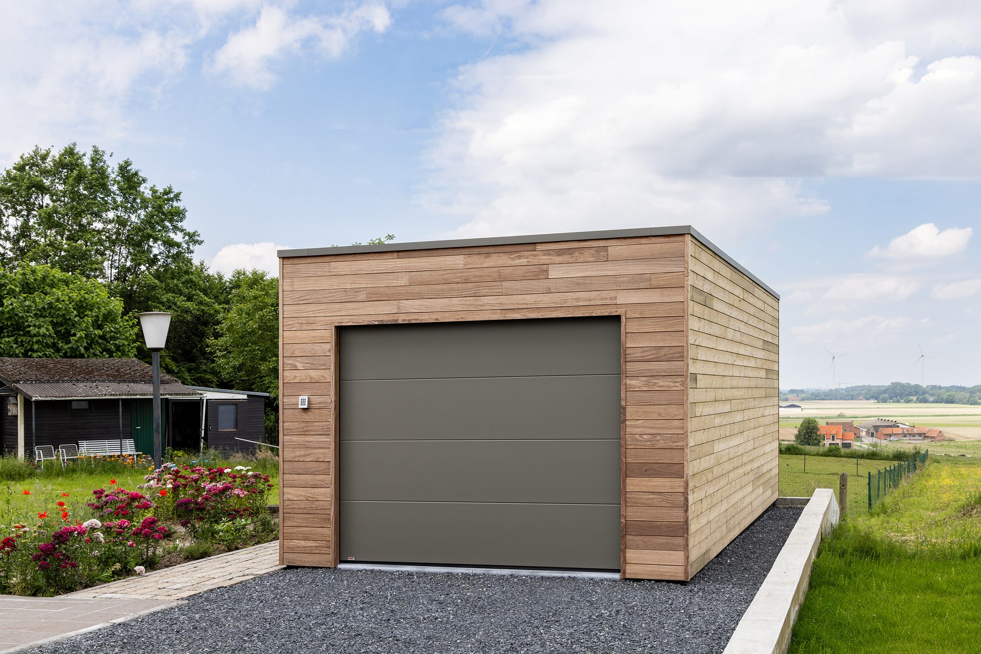 Garage avec porte sectionnelle grise
