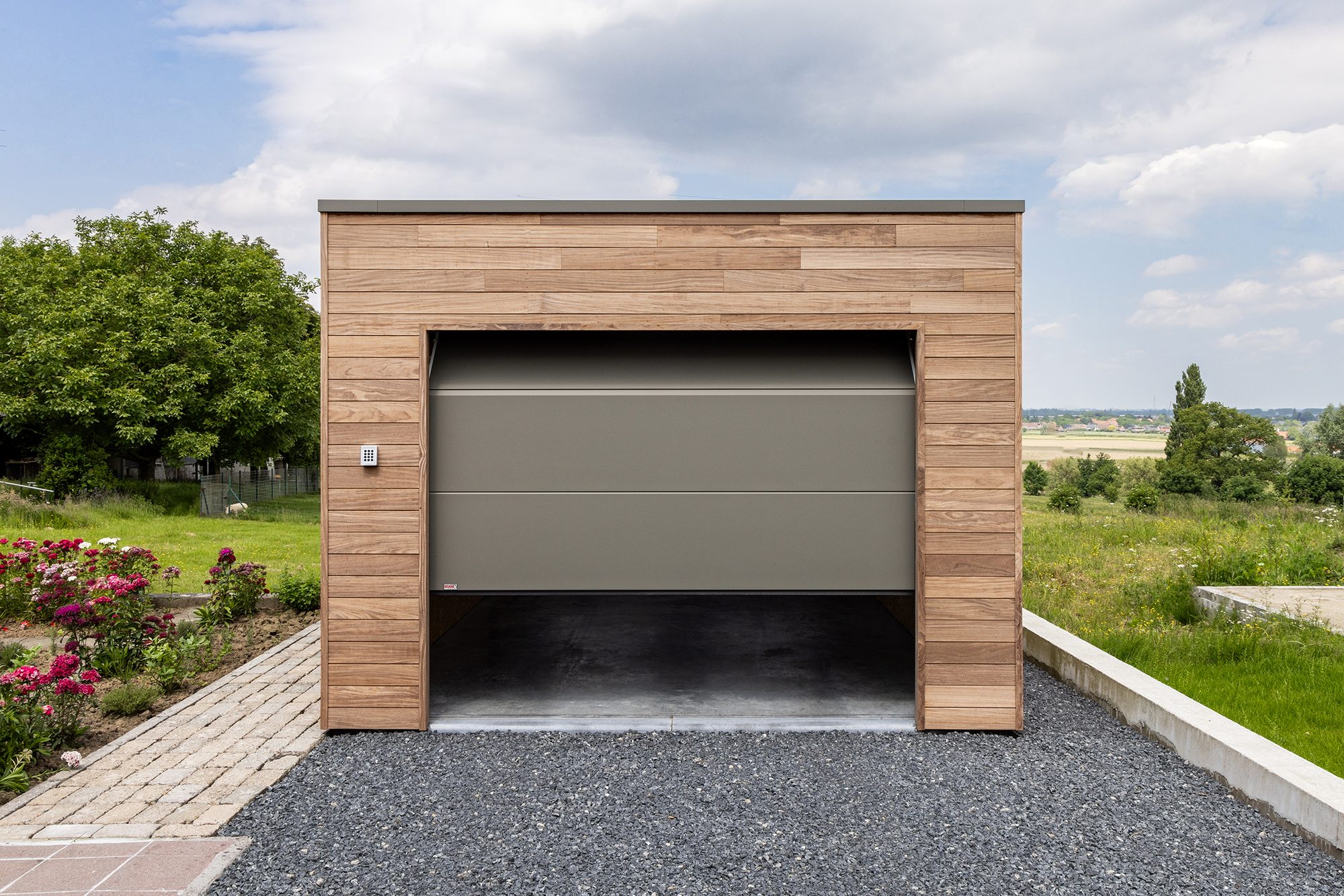 Garage moderne en bois avec porte sectionnelle