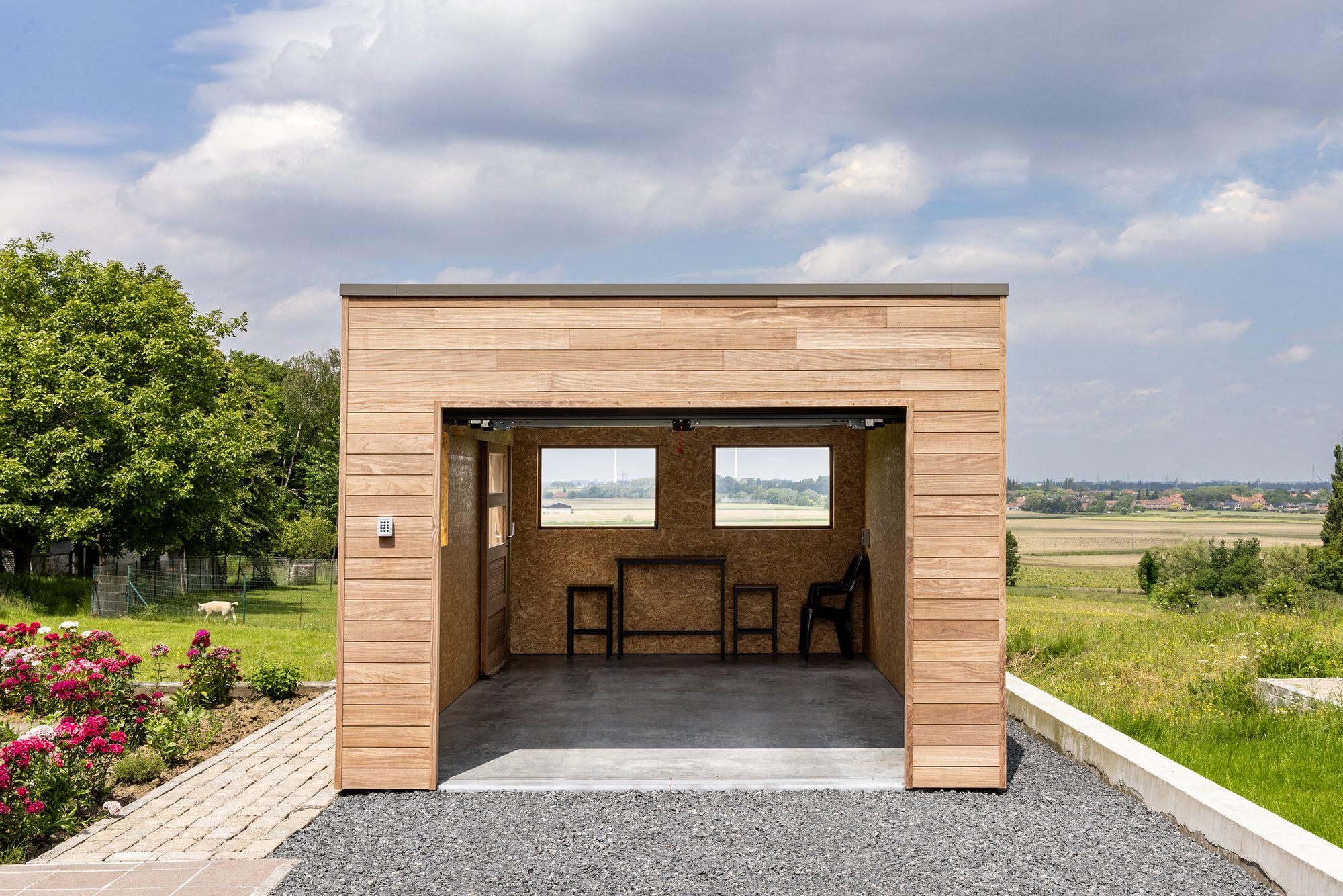 Garage en bois avec fenêtres fixes