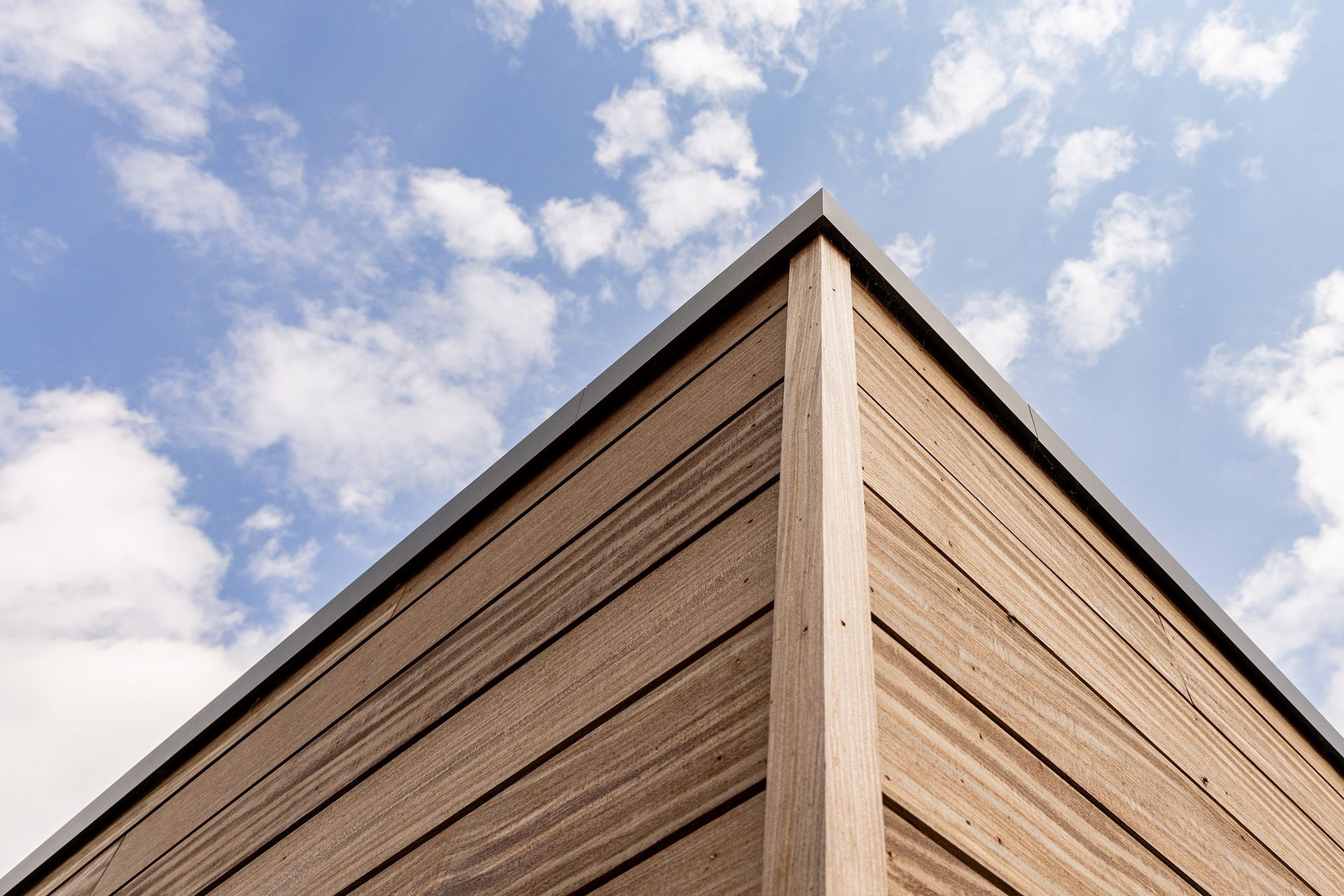 Détail bardage afrormosia garage en bois