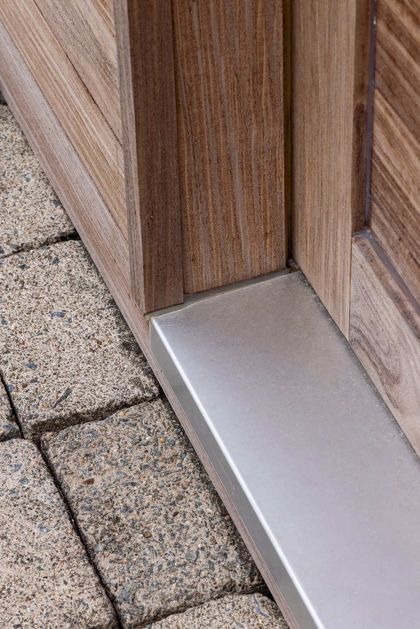 Détail porte coulissante en afrormosia