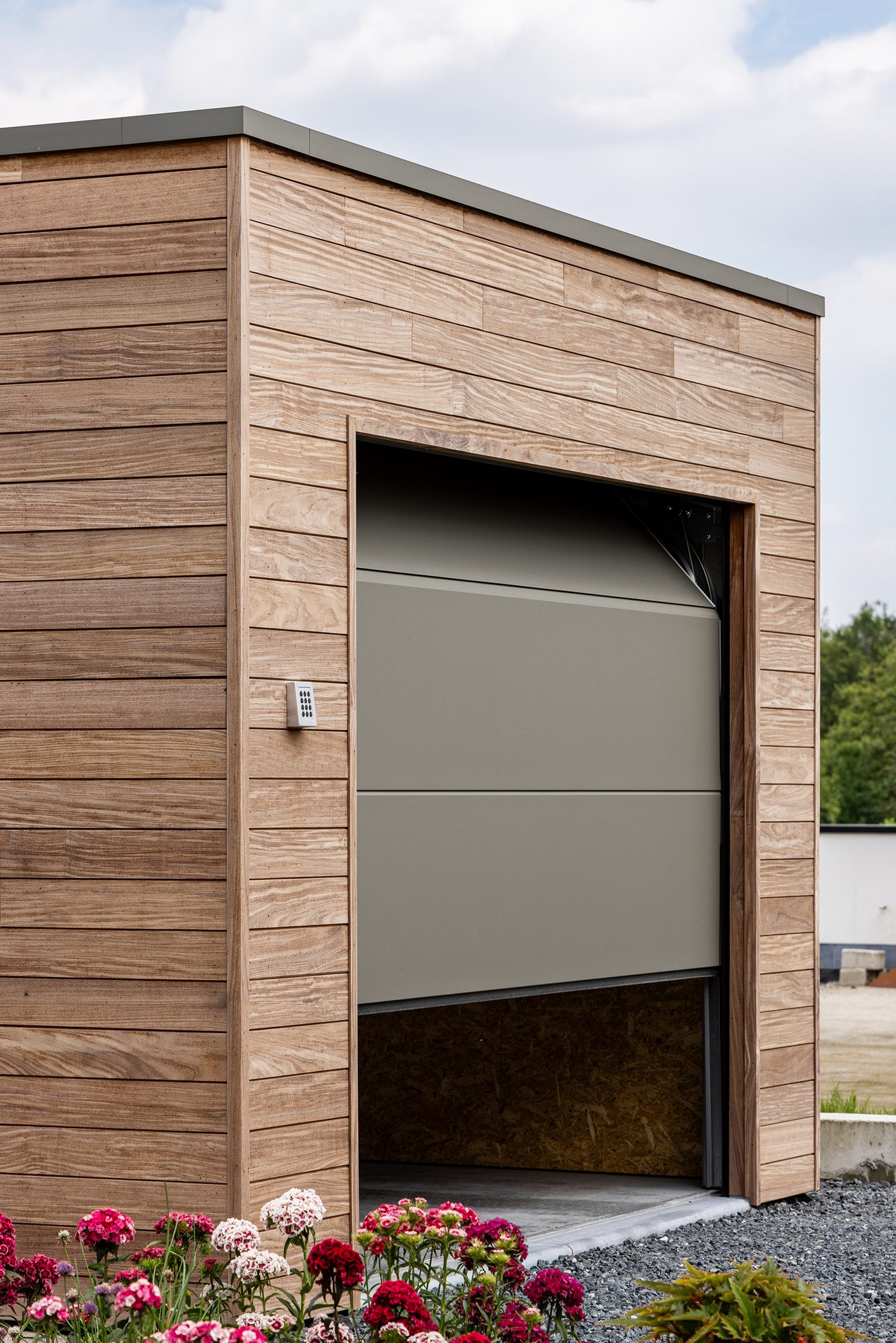 Garage moderne en bois avec porte sectionnelle