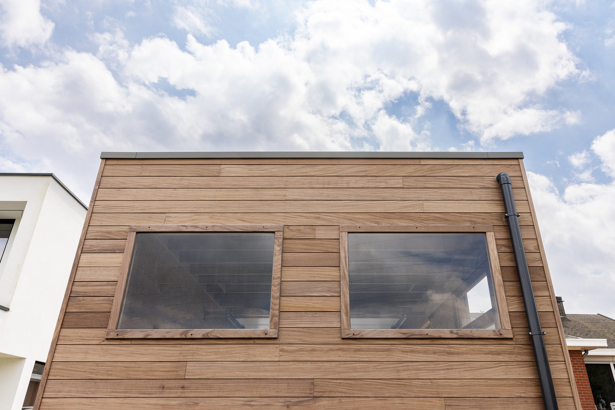 Fenêtres fixes dans le garage en bois