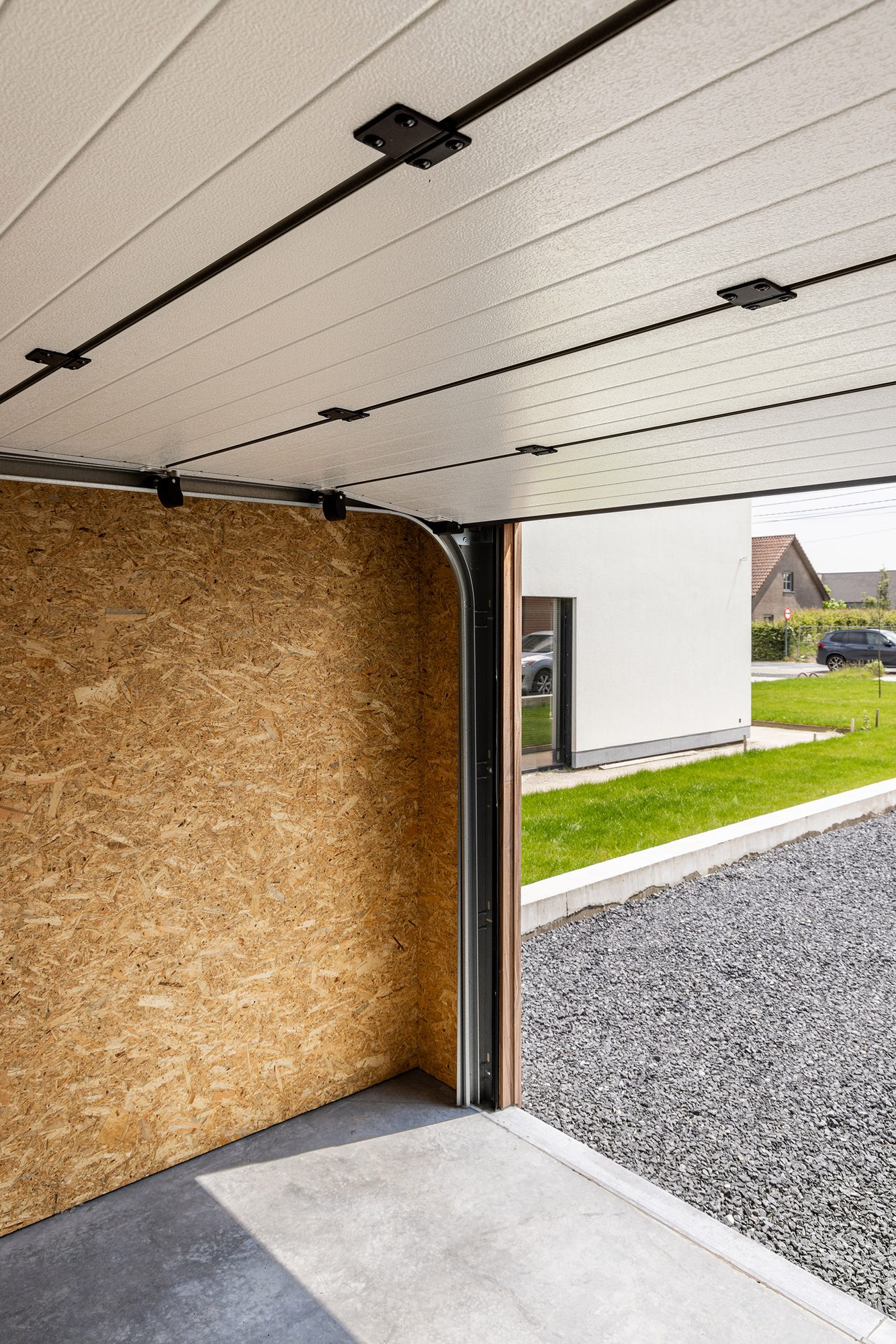 Intérieur garage avec porte sectionnelle