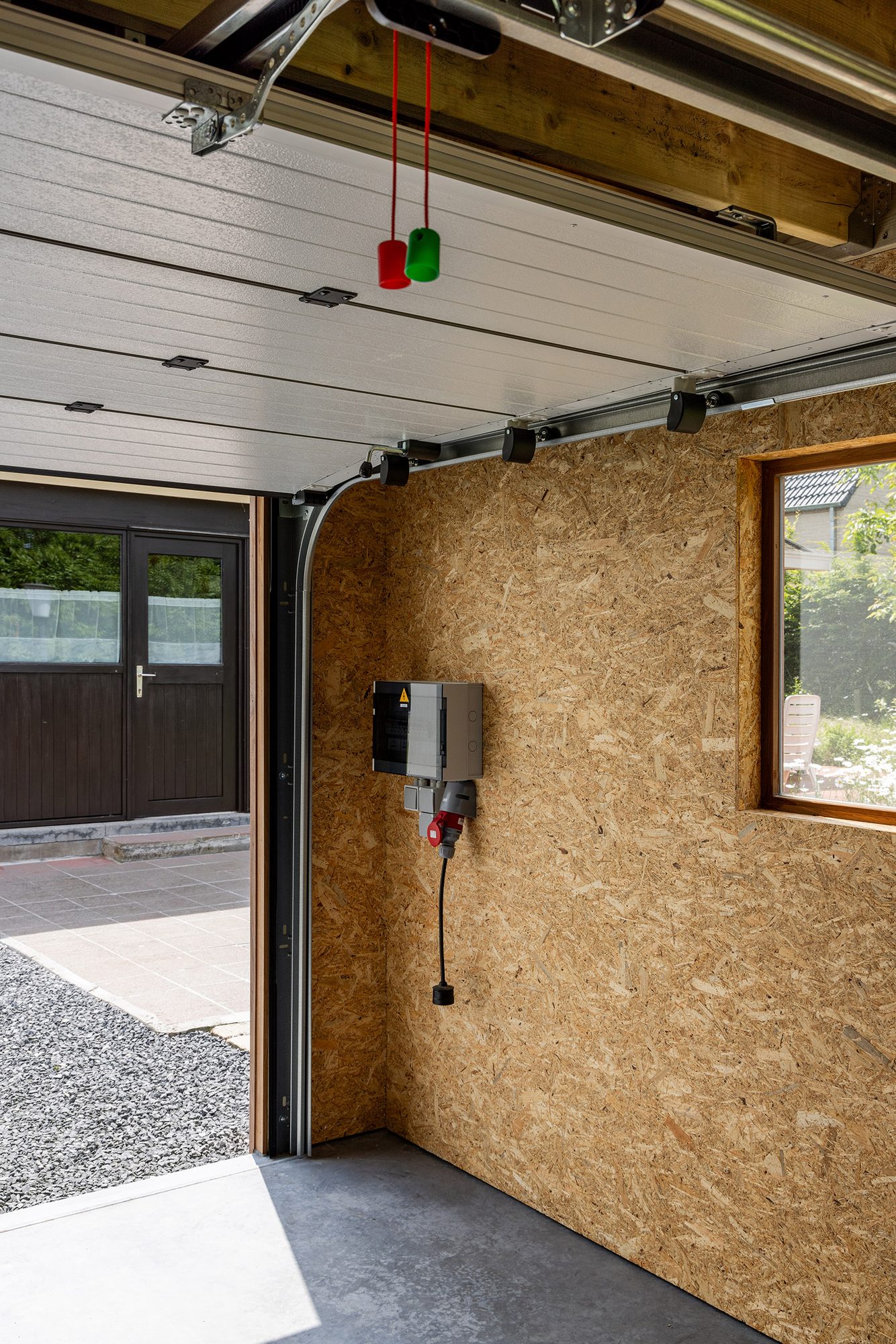 Détail porte sectionnelle garage en bois
