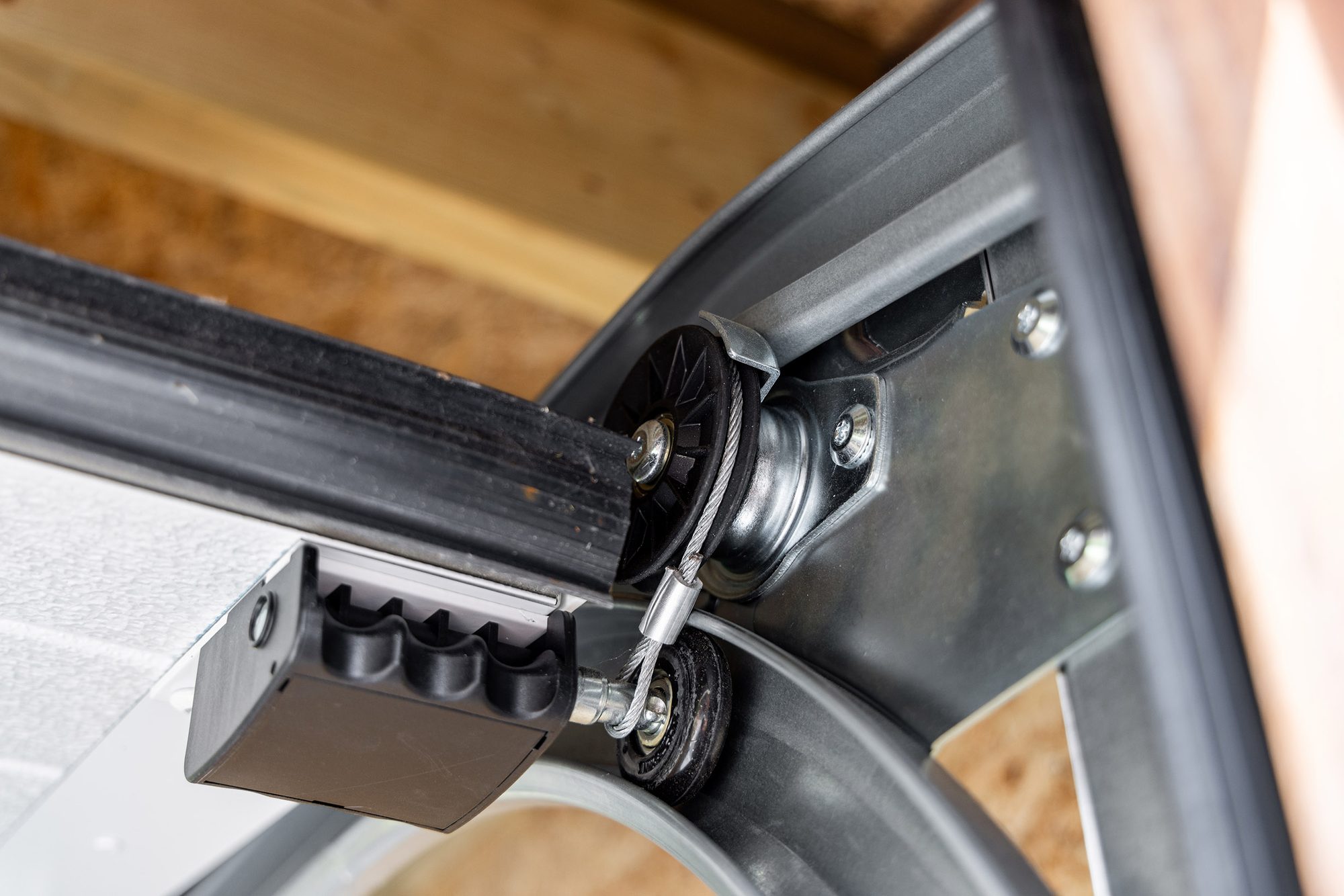 Détail porte sectionnelle garage en bois
