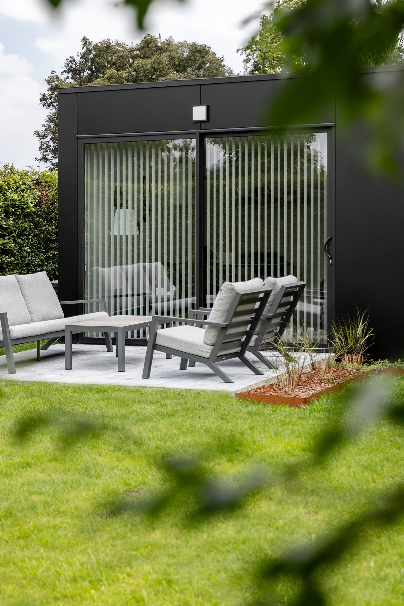 Tuinkamer met zwarte HPL-platen