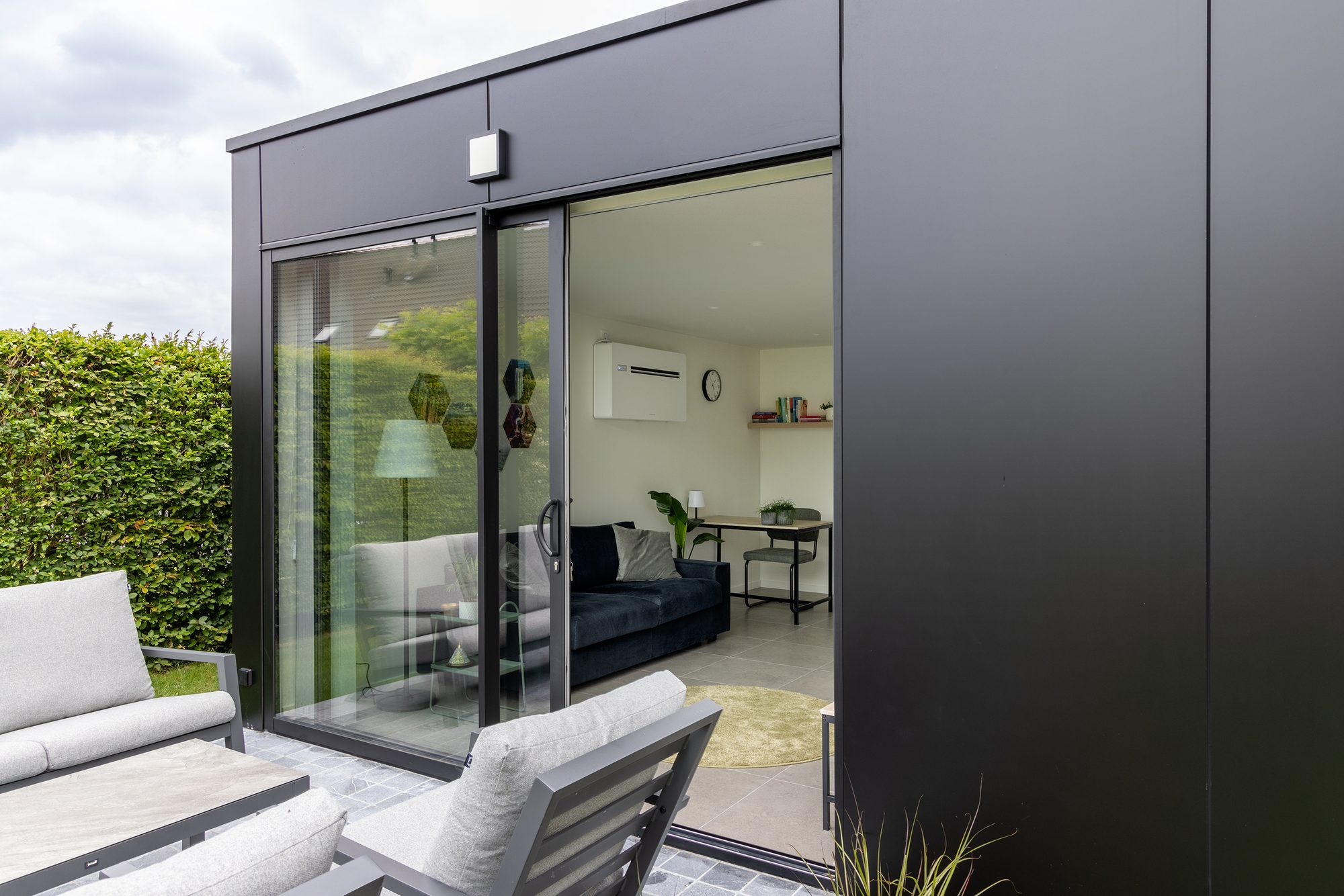Tuinkamer met zwarte volkern