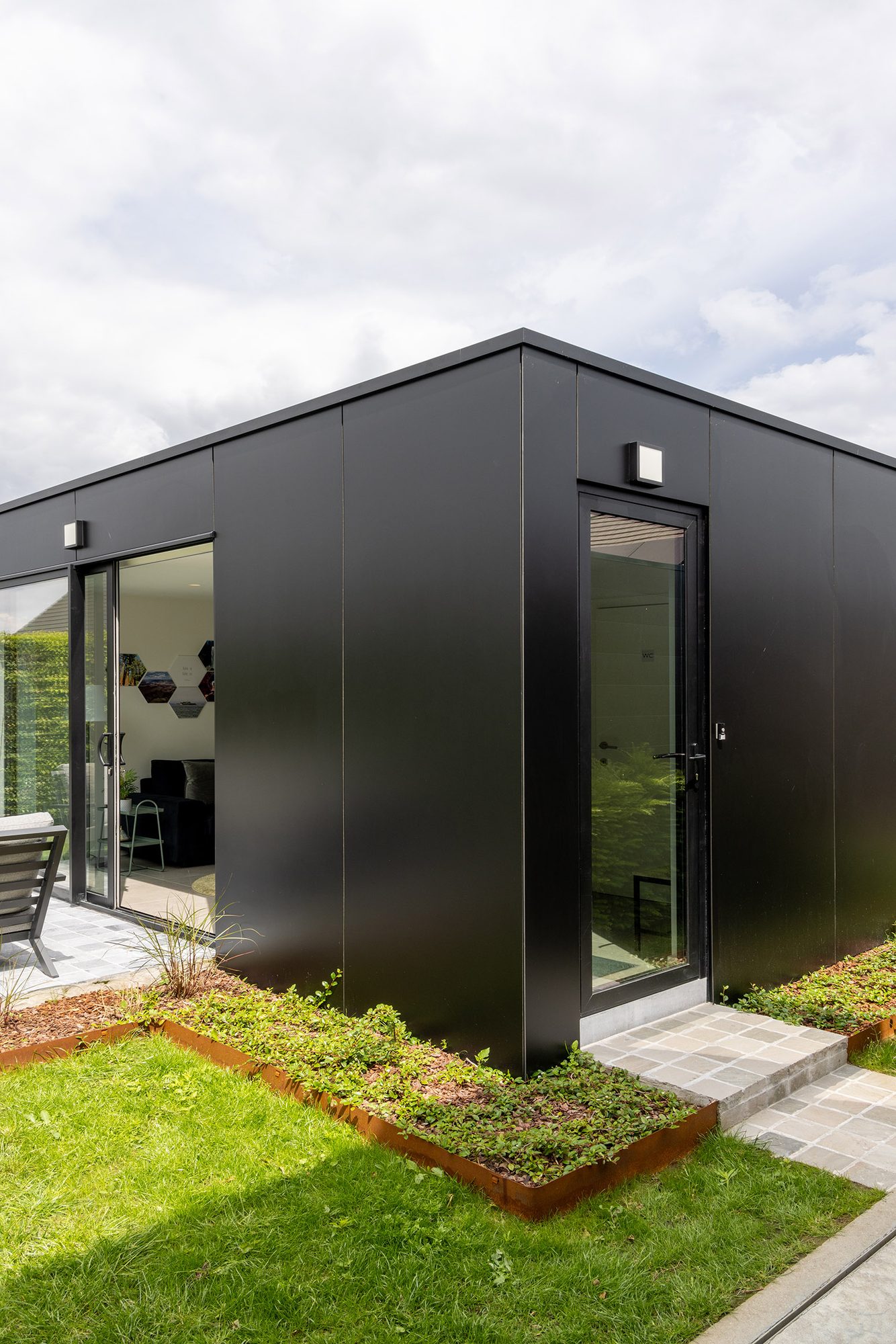 Tuinkamer met zwarte HPL bekleding