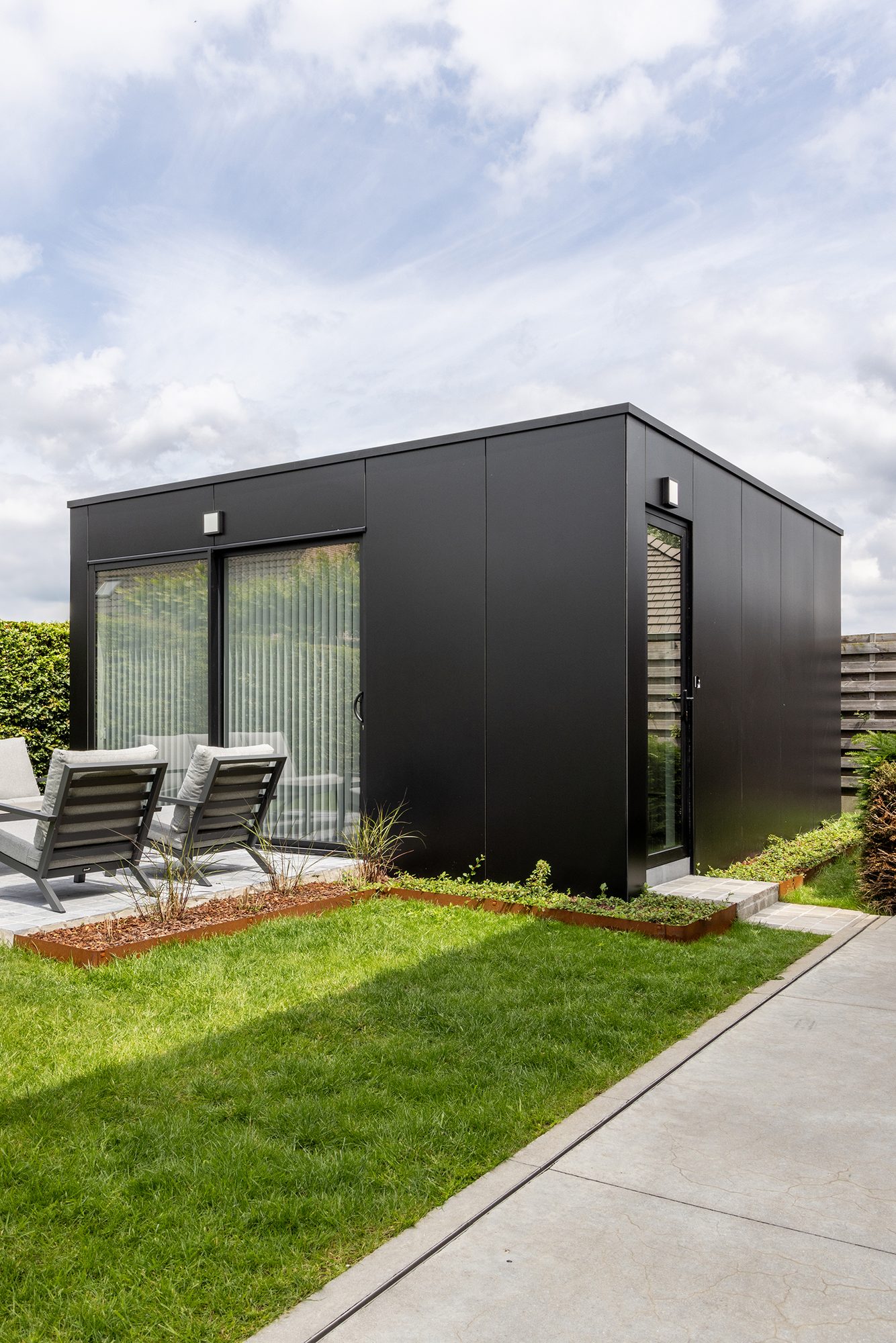 Zwarte tuinkamer