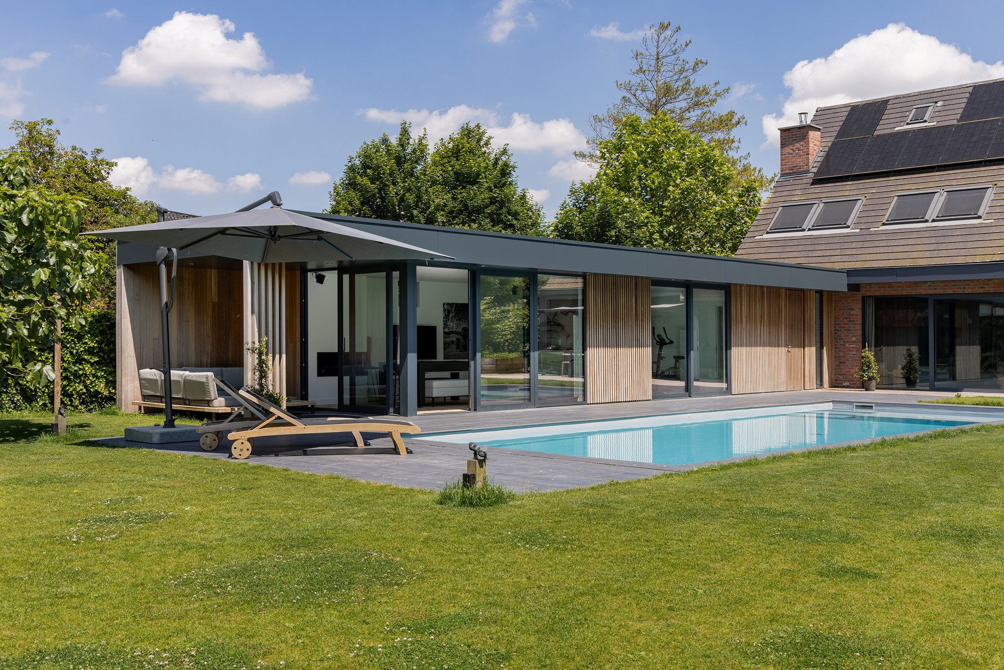 Pool house attenant