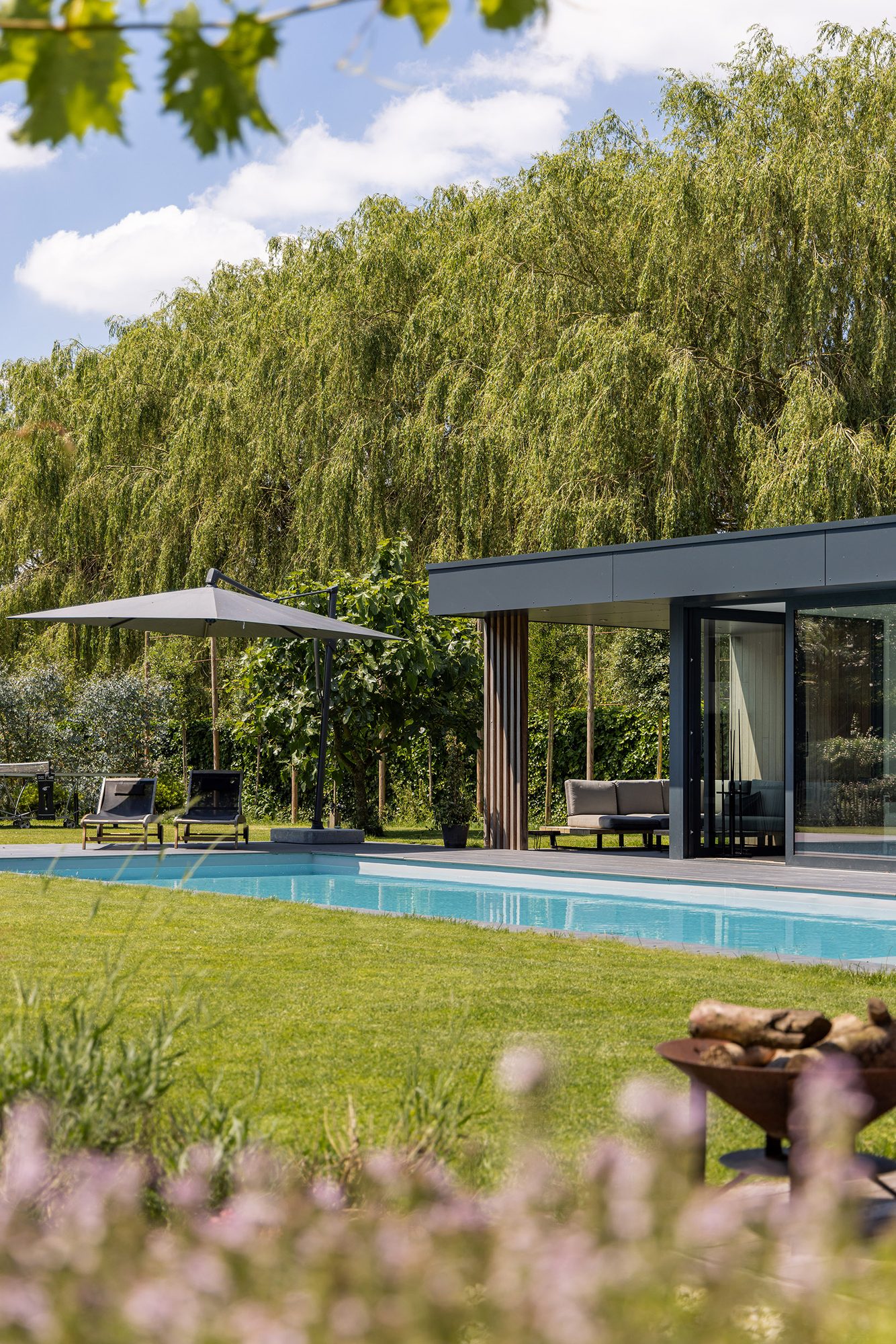 Pool house avec bois et Trespa