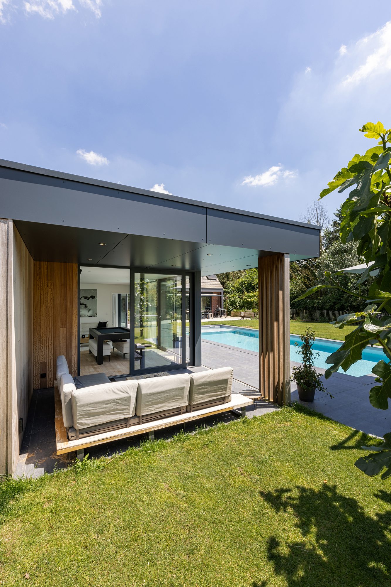 Pool house avec salon extérieur