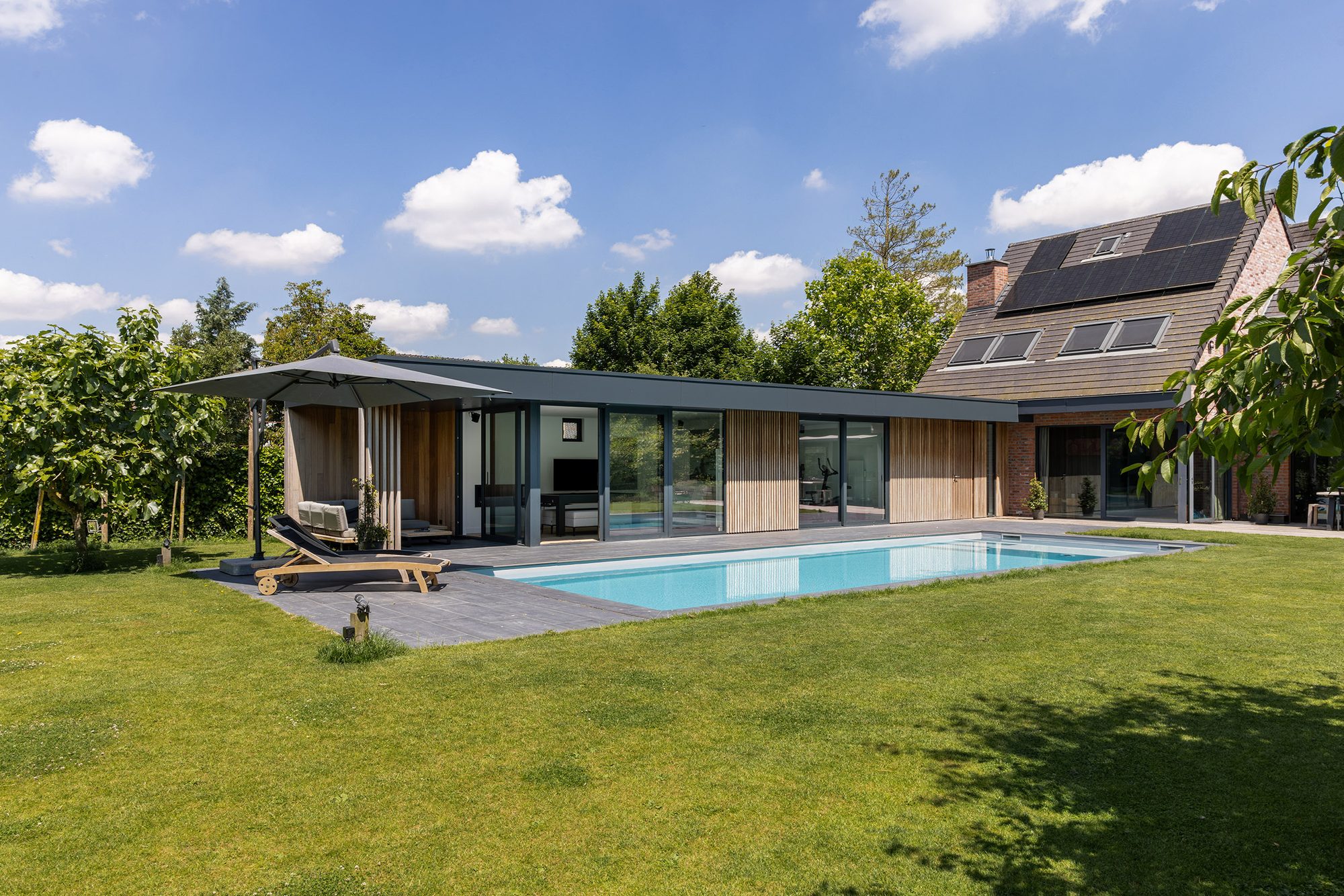Pool house attenant à la maison