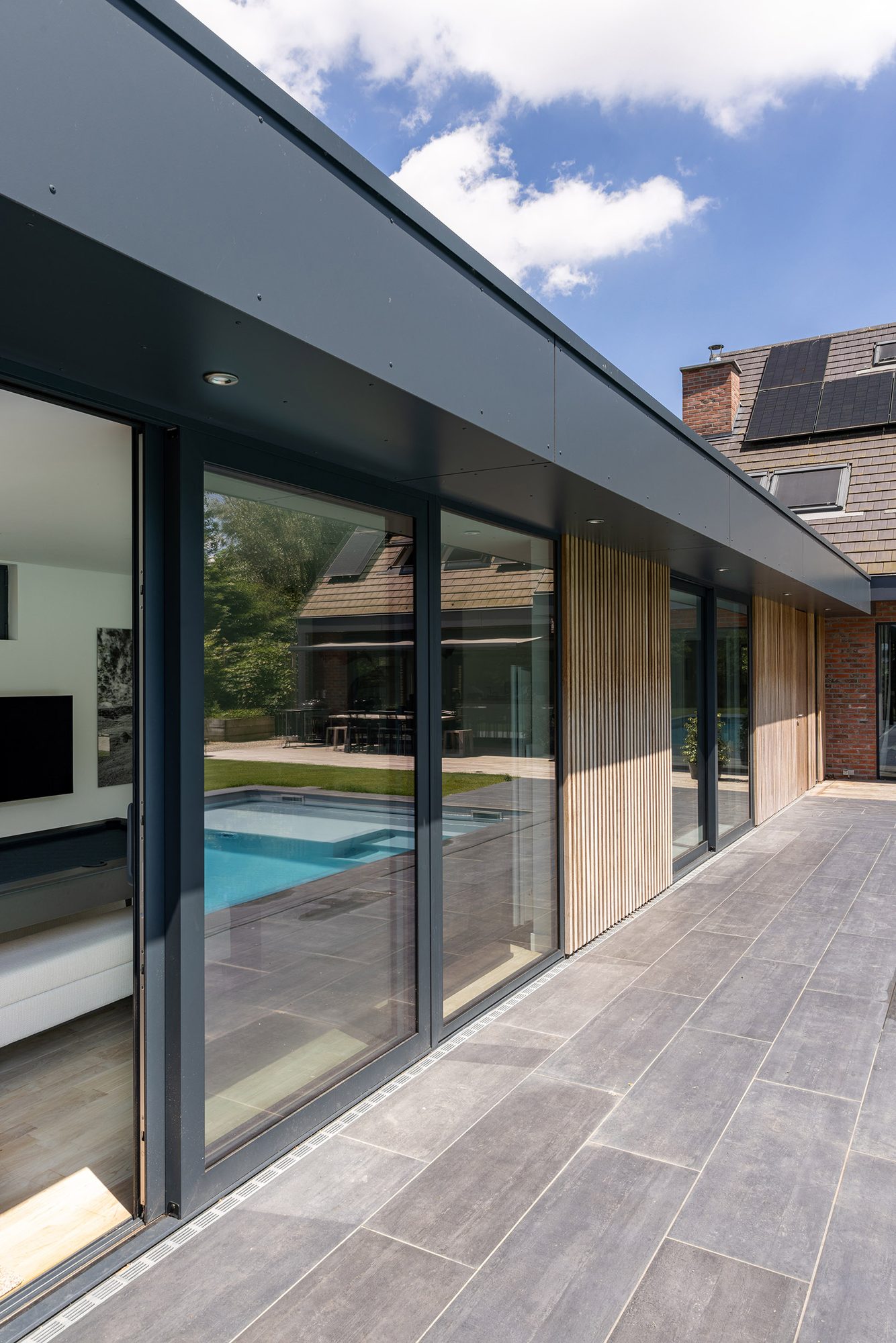Pool house avec fenêtres en aluminium