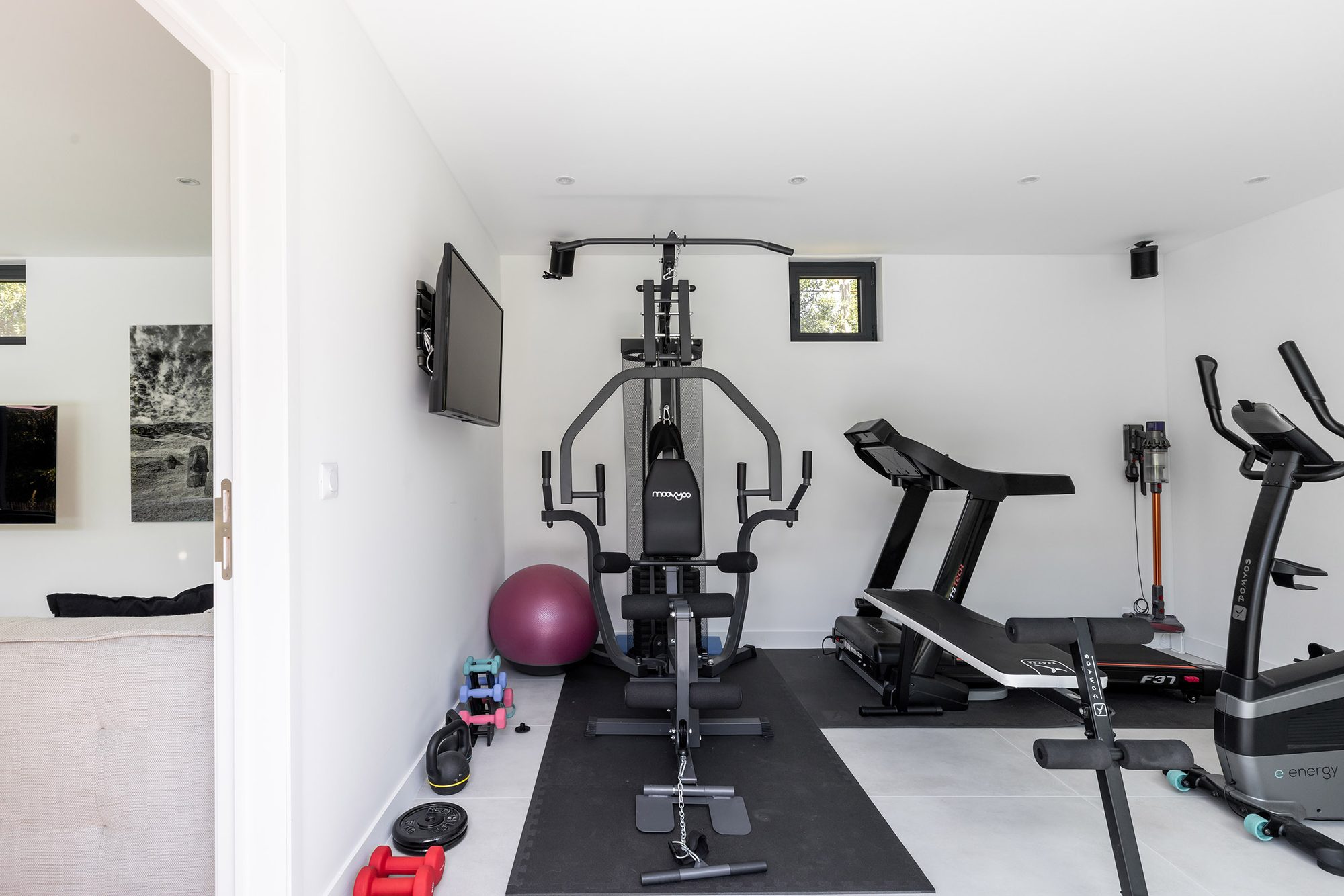 Salle de fitness dans le pool house