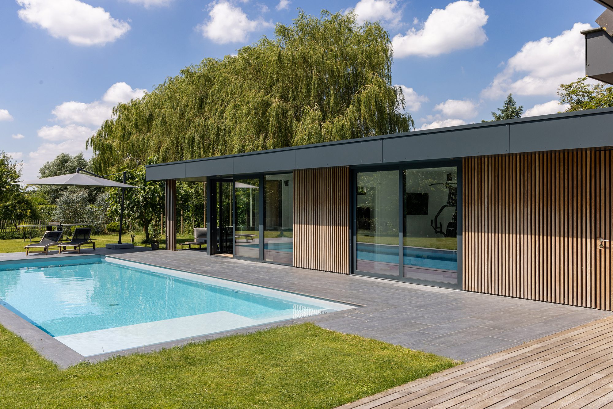 Pool house avec bois et volkern