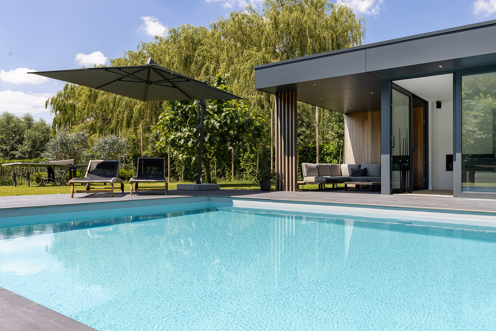 Abri de piscine avec lounge