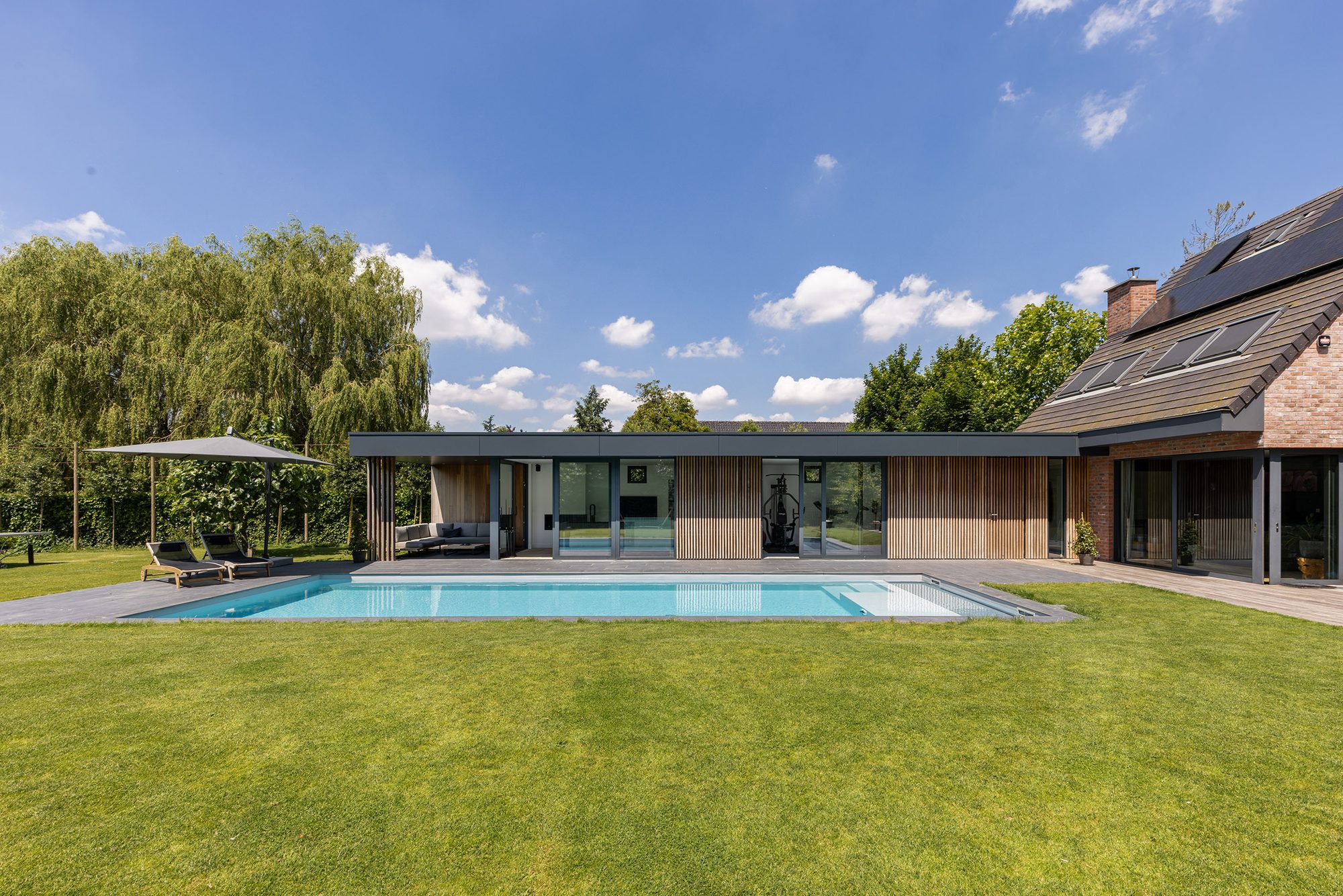 Pool house attaché à la maison
