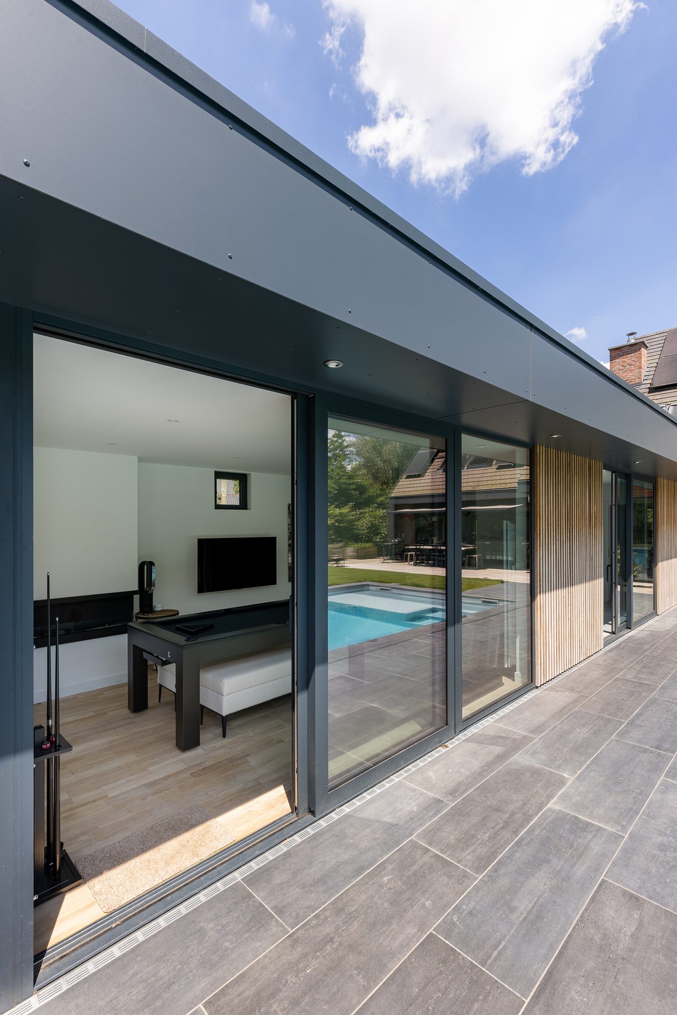 Pool house avec salon intérieur