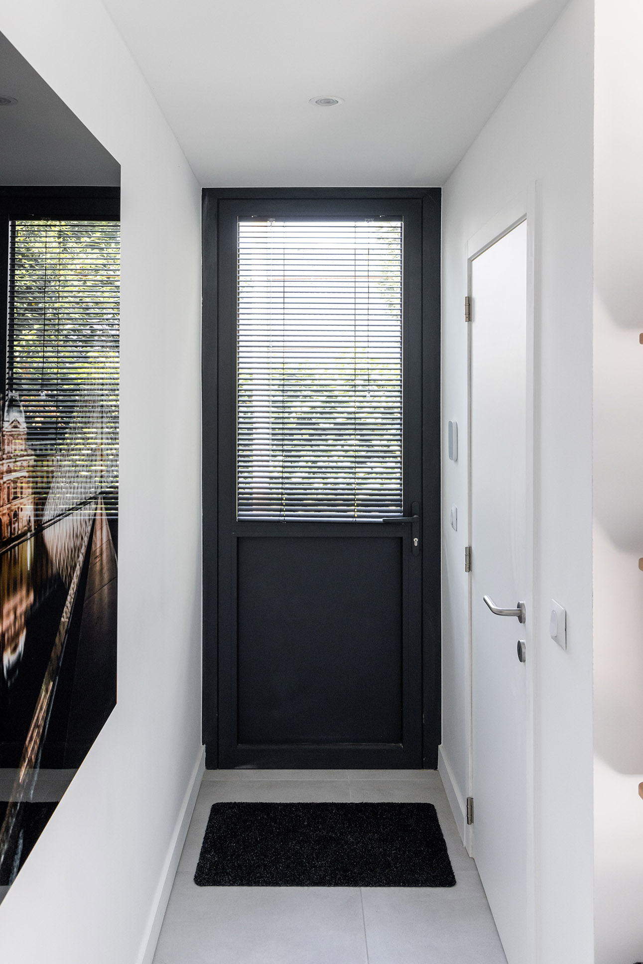 Porte en aluminium dans le pool house