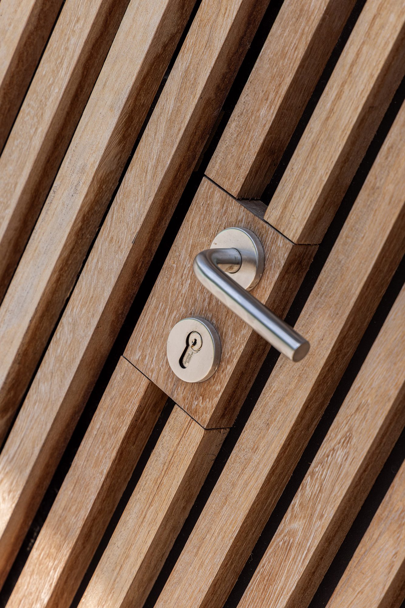 Finition porte en bois pool house