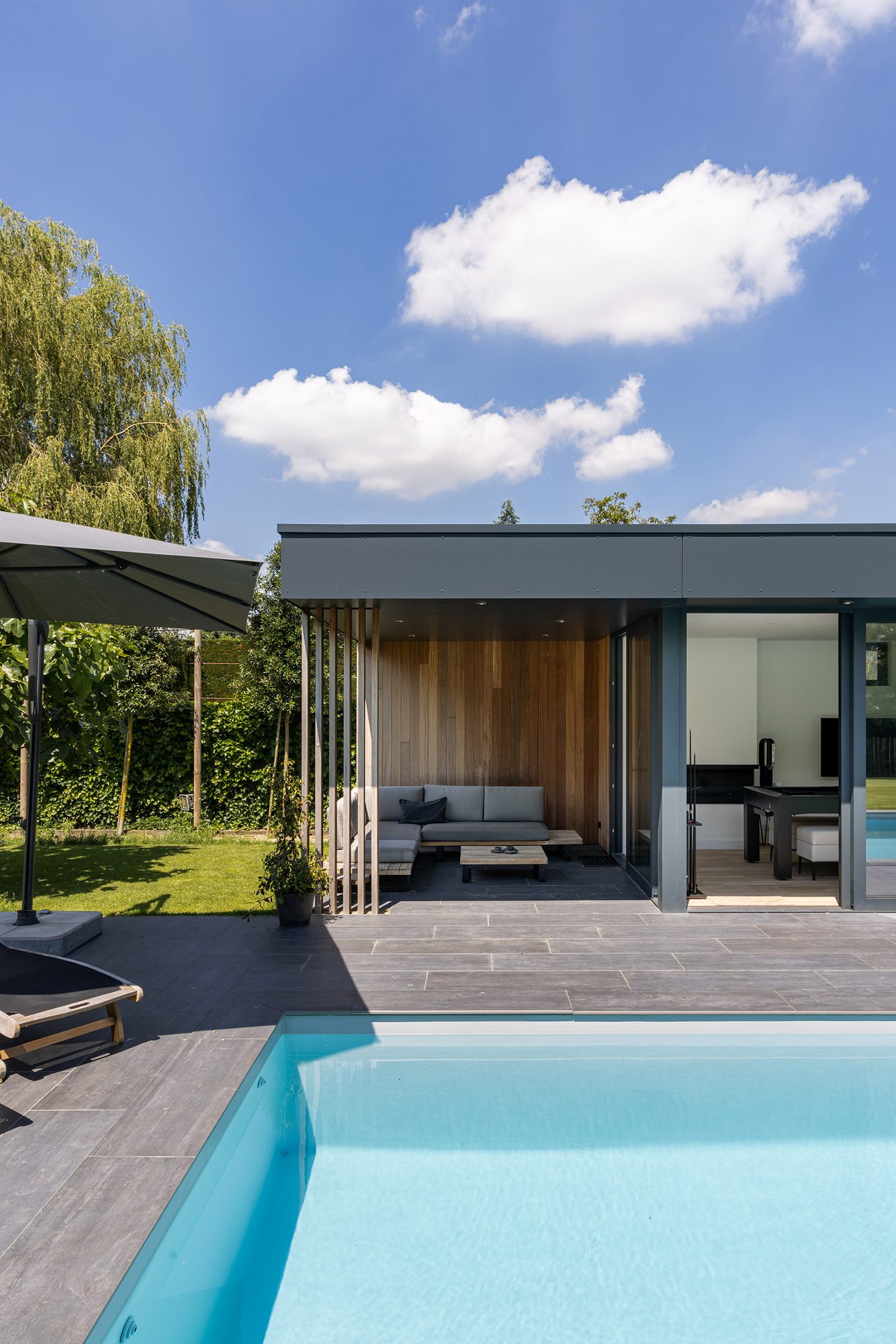 Pool house avec terrasse couverte