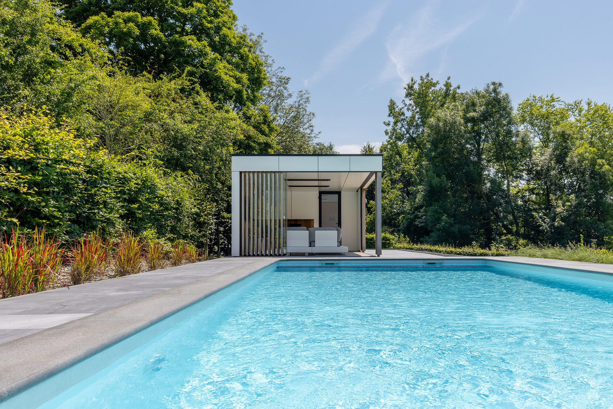Dépendance blanche au bord de la piscine