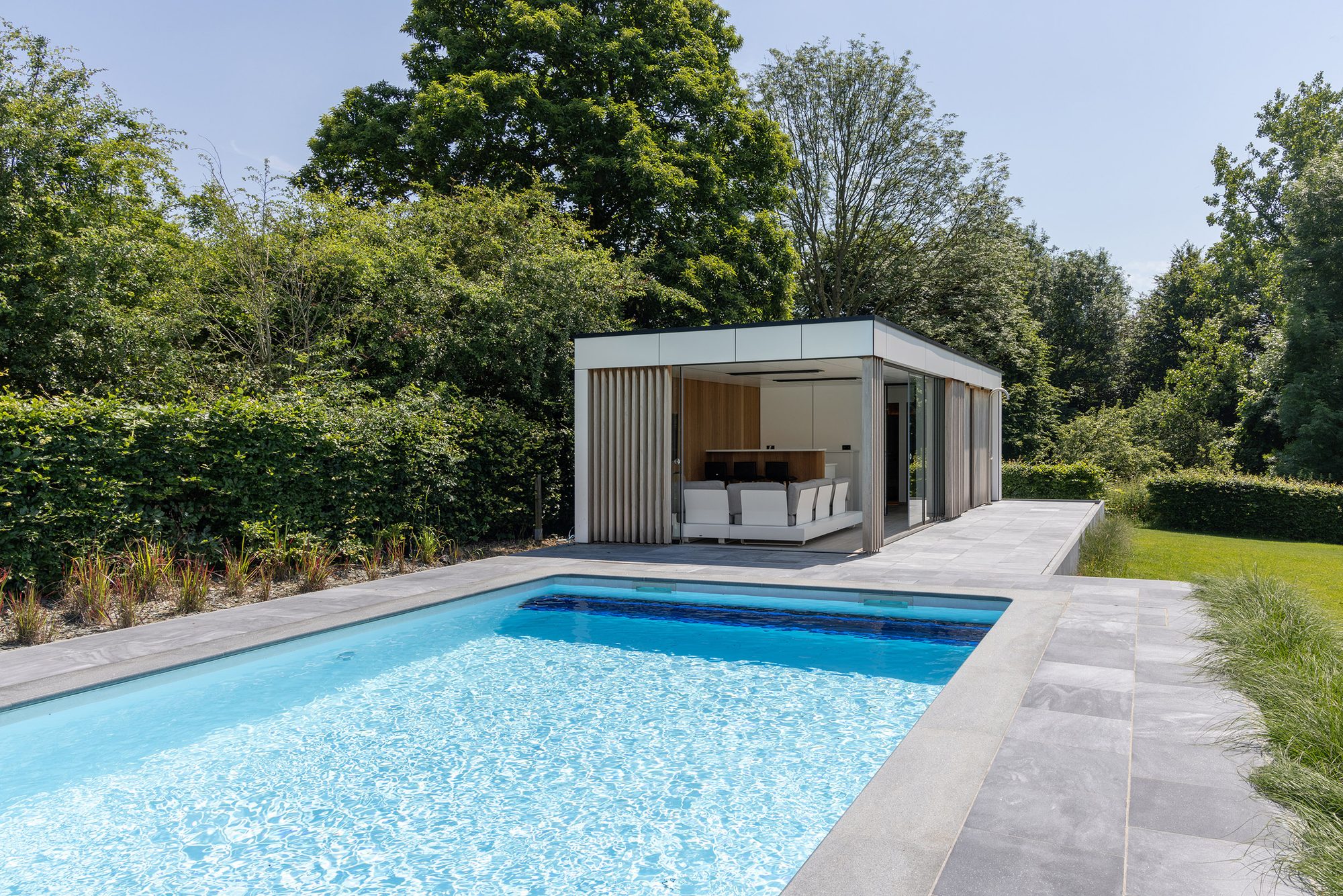 Pool house blanc avec accents en bois