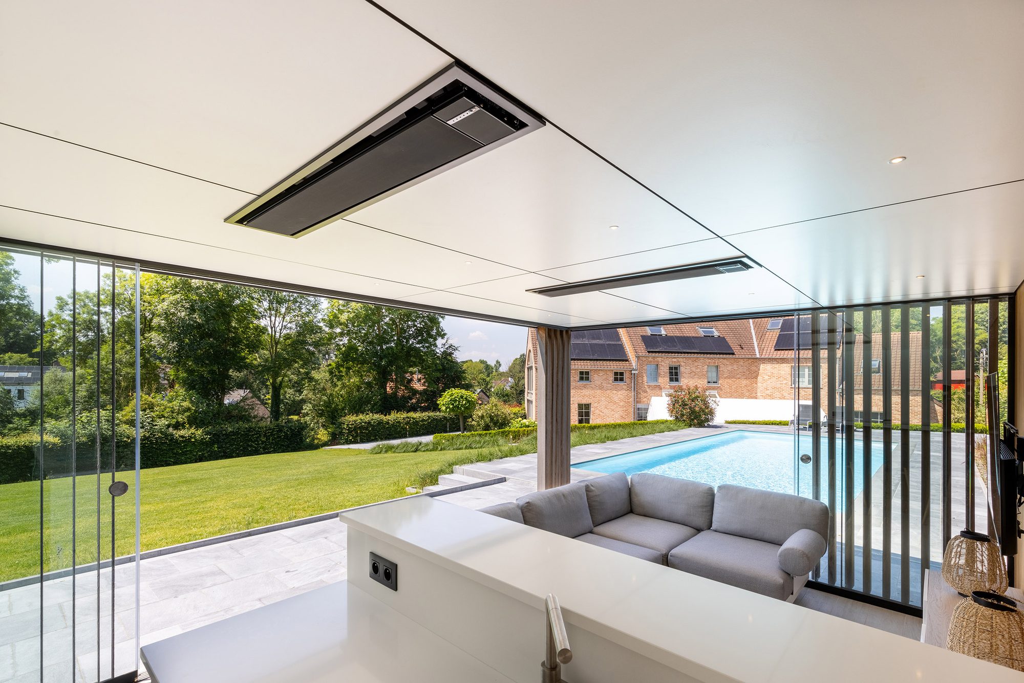 Bandes chauffantes dans l'espace lounge du pool house