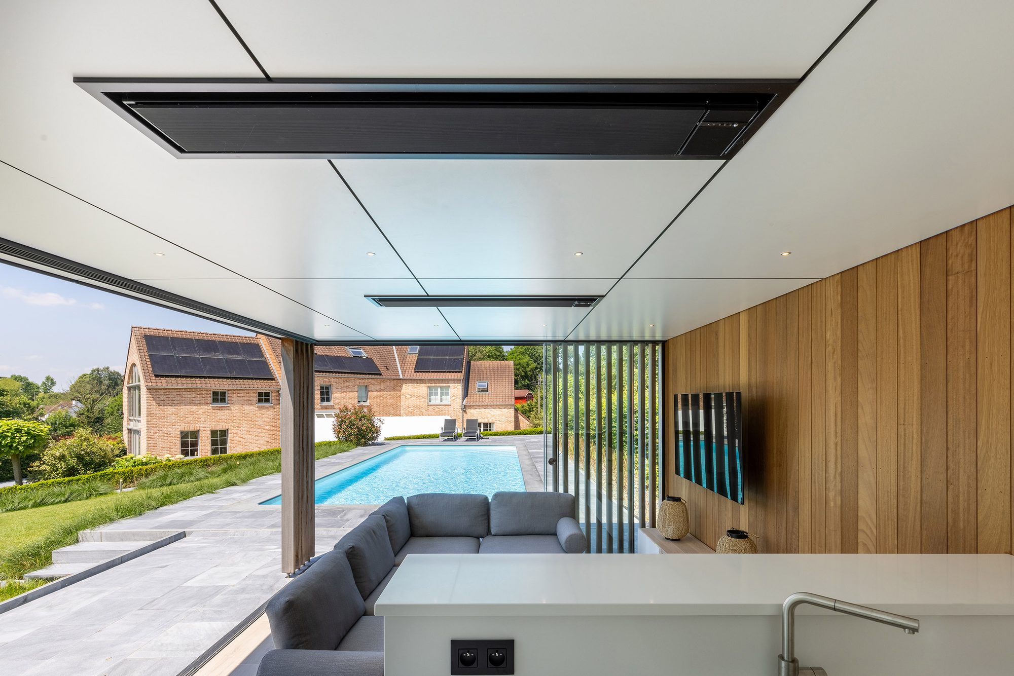 Bandes chauffantes intégrées au plafond du pool house