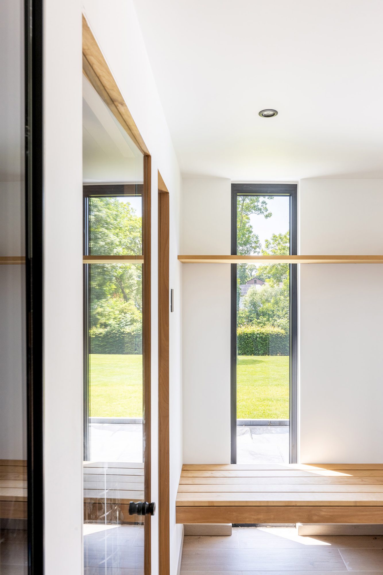 Fenêtre fixe dans un pool house