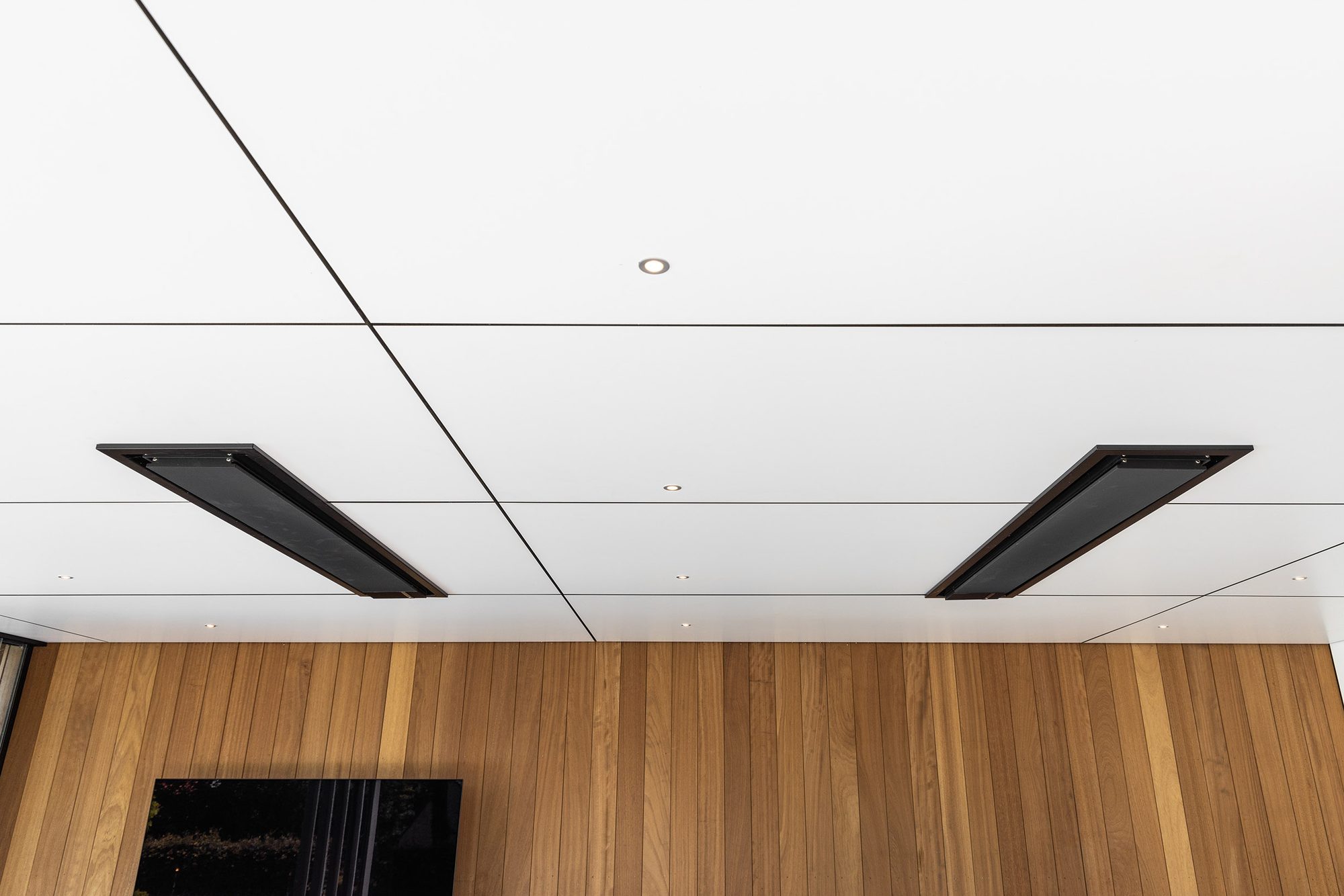 Plafond en Trespa avec bandes chauffantes noires intégrées