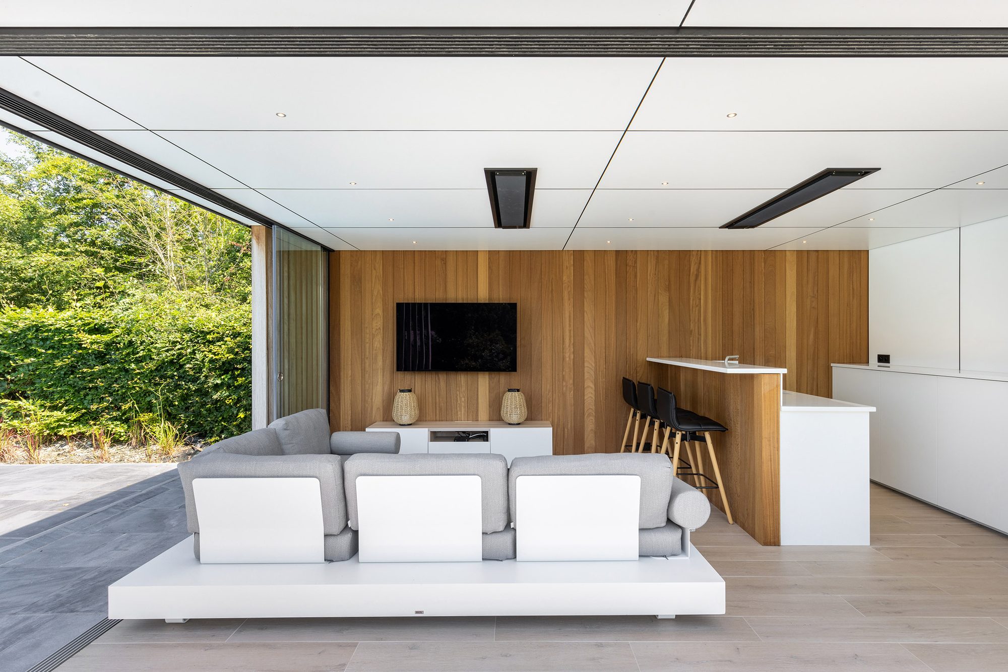 Pool house avec salon et bar intérieur