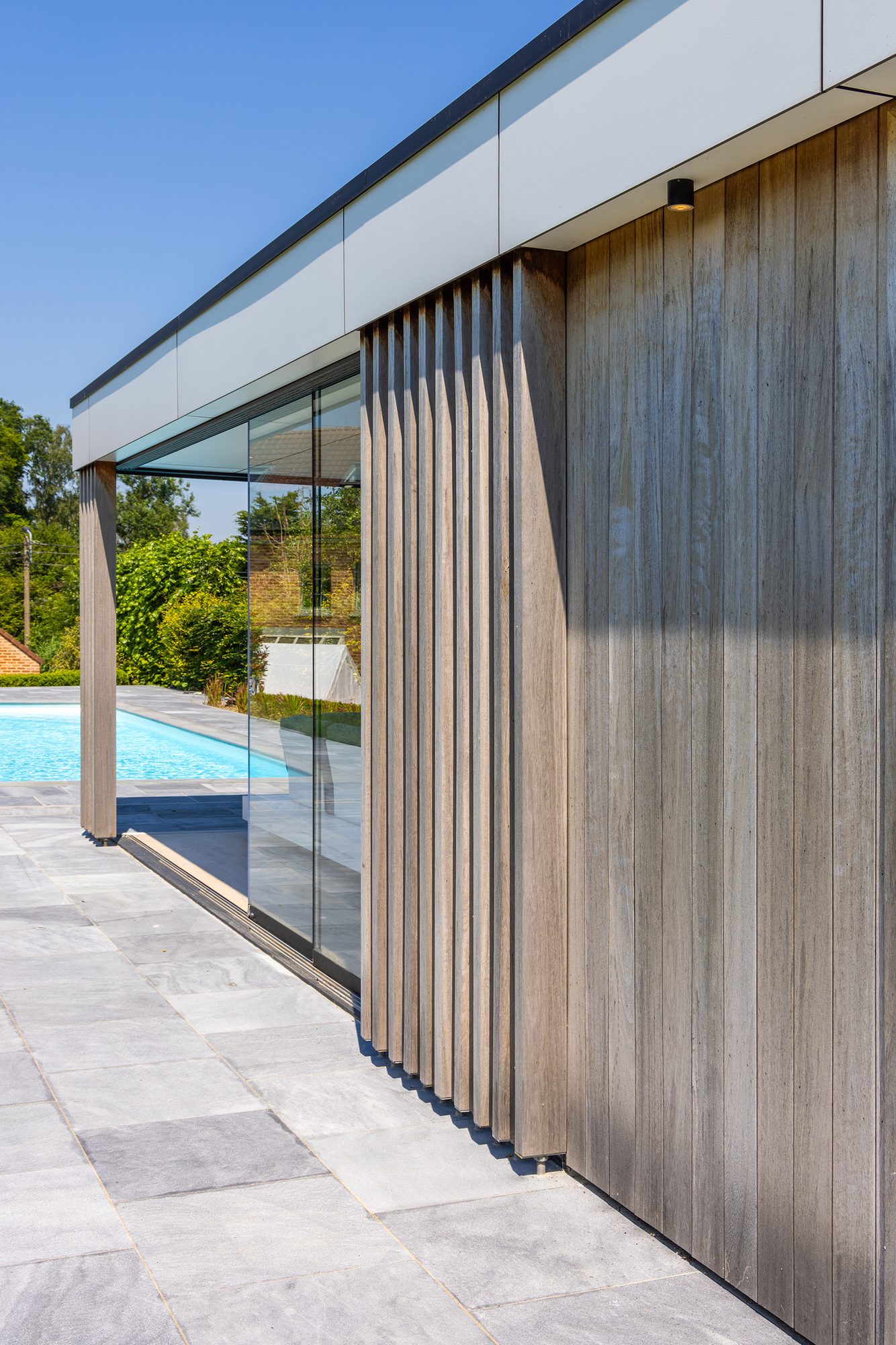 Paroi extérieure en bois de l'abri de piscine en bois dur d'iroko