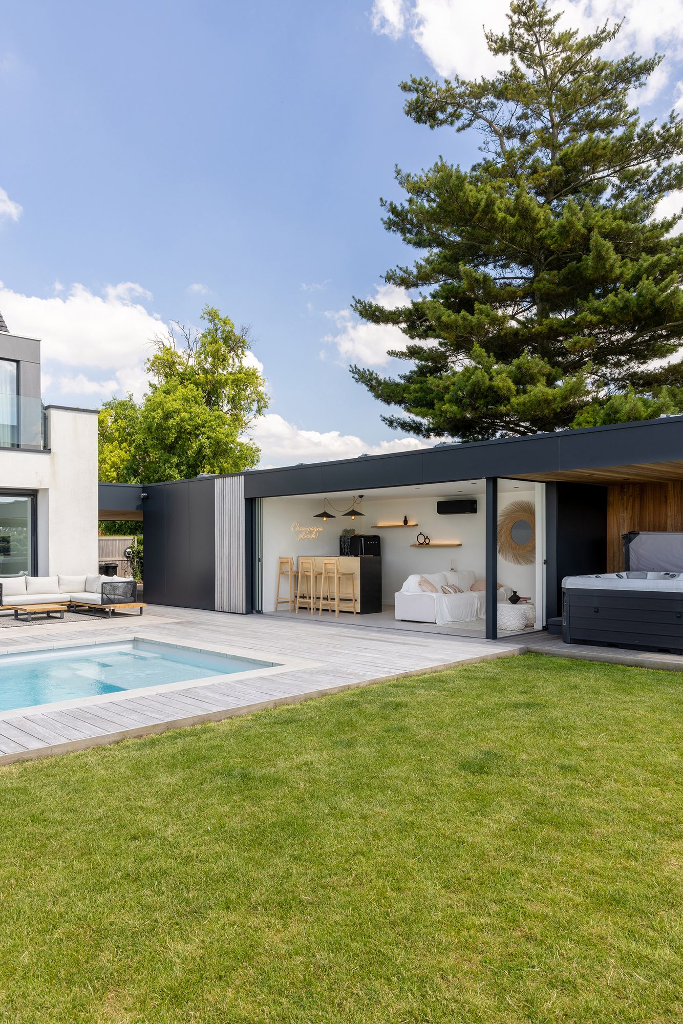 Pool house avec salon et auvent