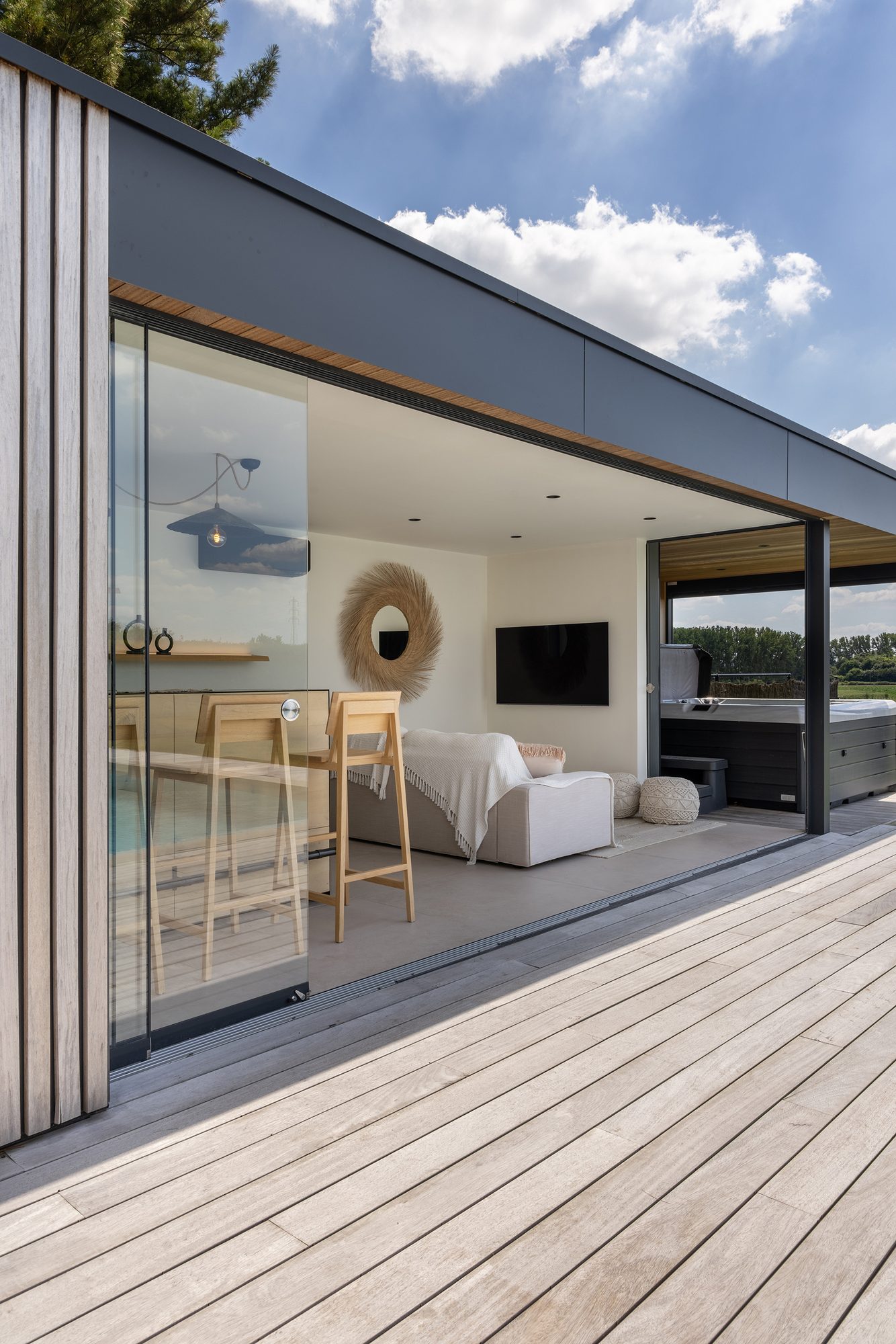Pool house avec bar avec parois coulissantes Sunflex