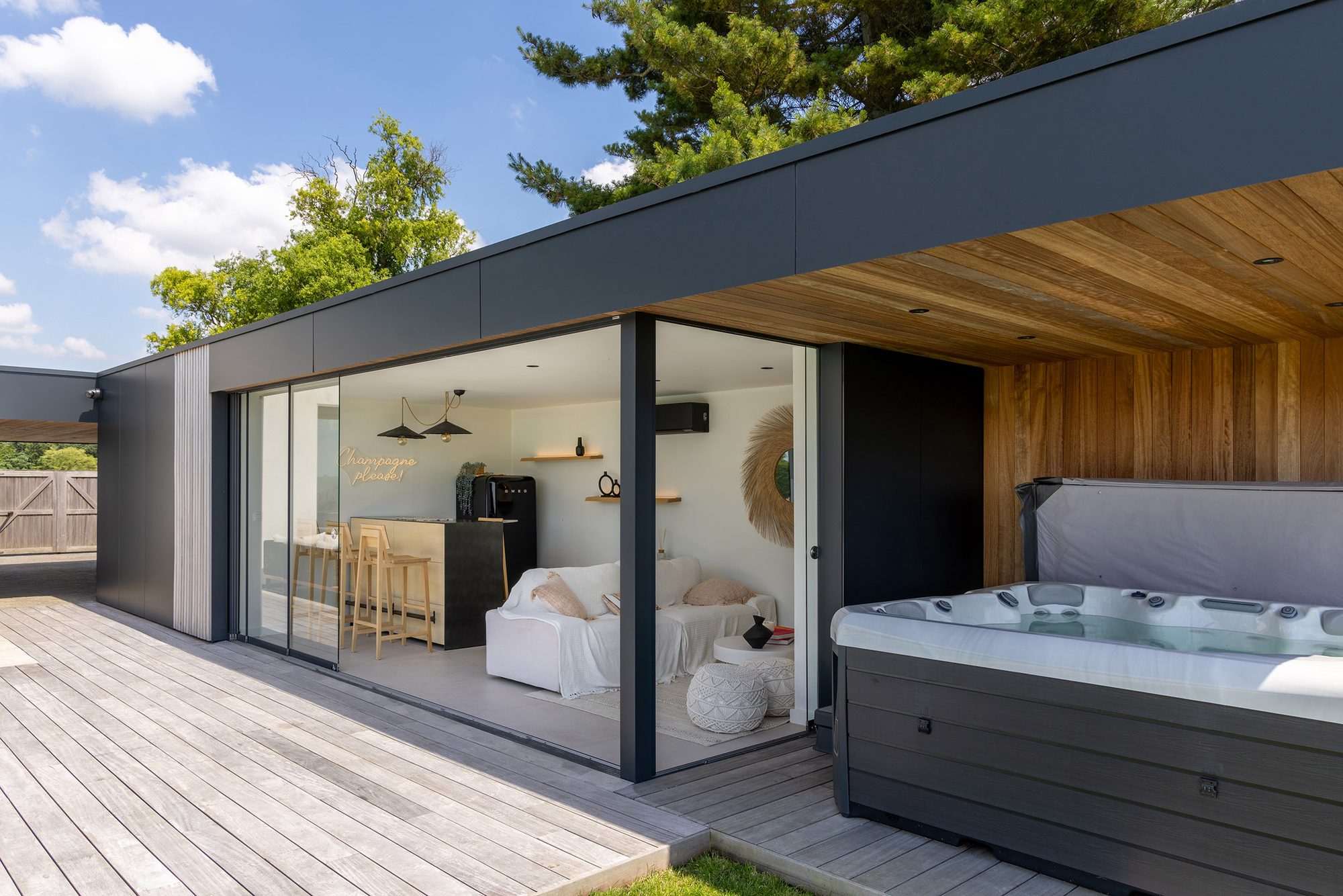 Poolhouse avec carport attenant