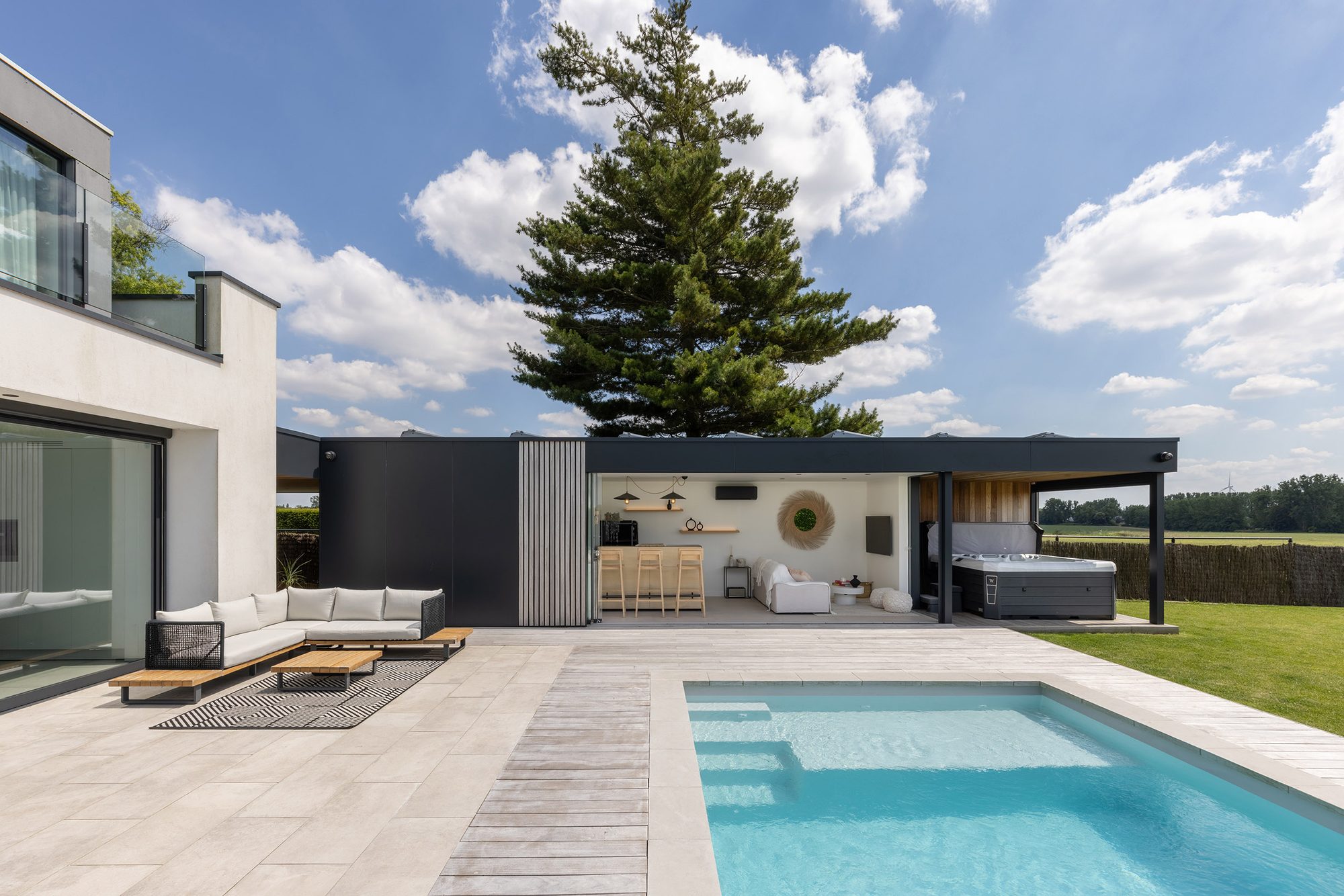 Pool house spacieux avec salle de stockage, bar intérieur et pergola