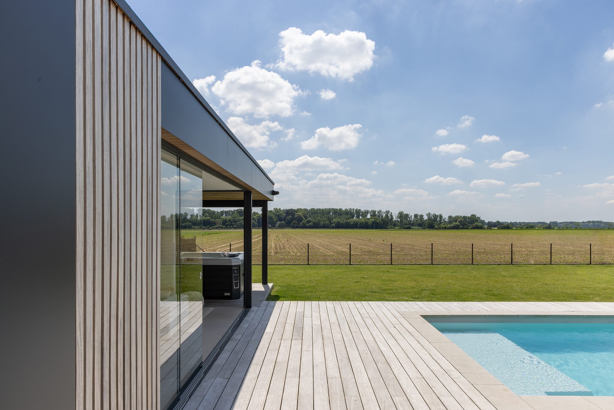 Pool house en bois et Trespa