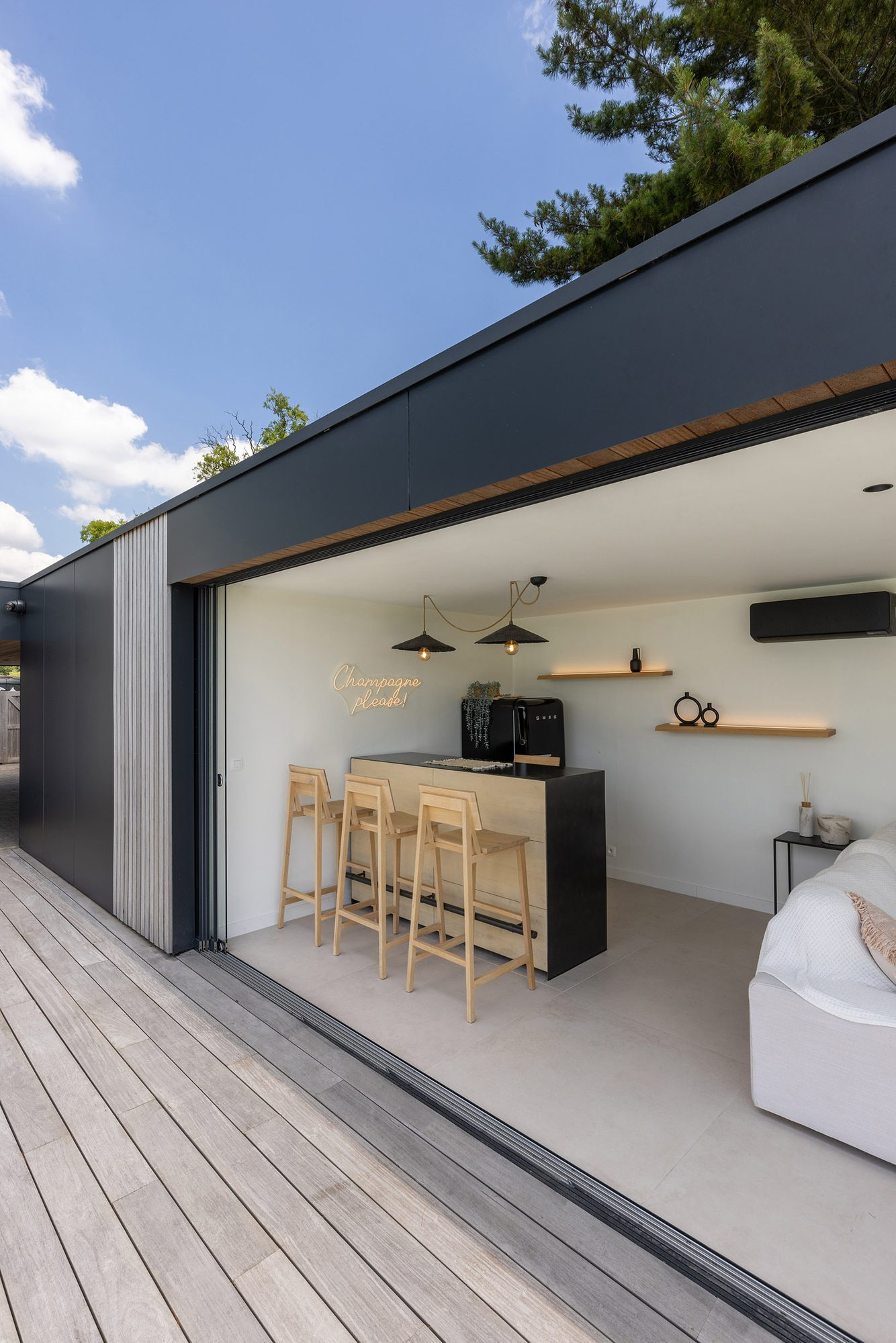 Pool house avec bar intérieur équipé