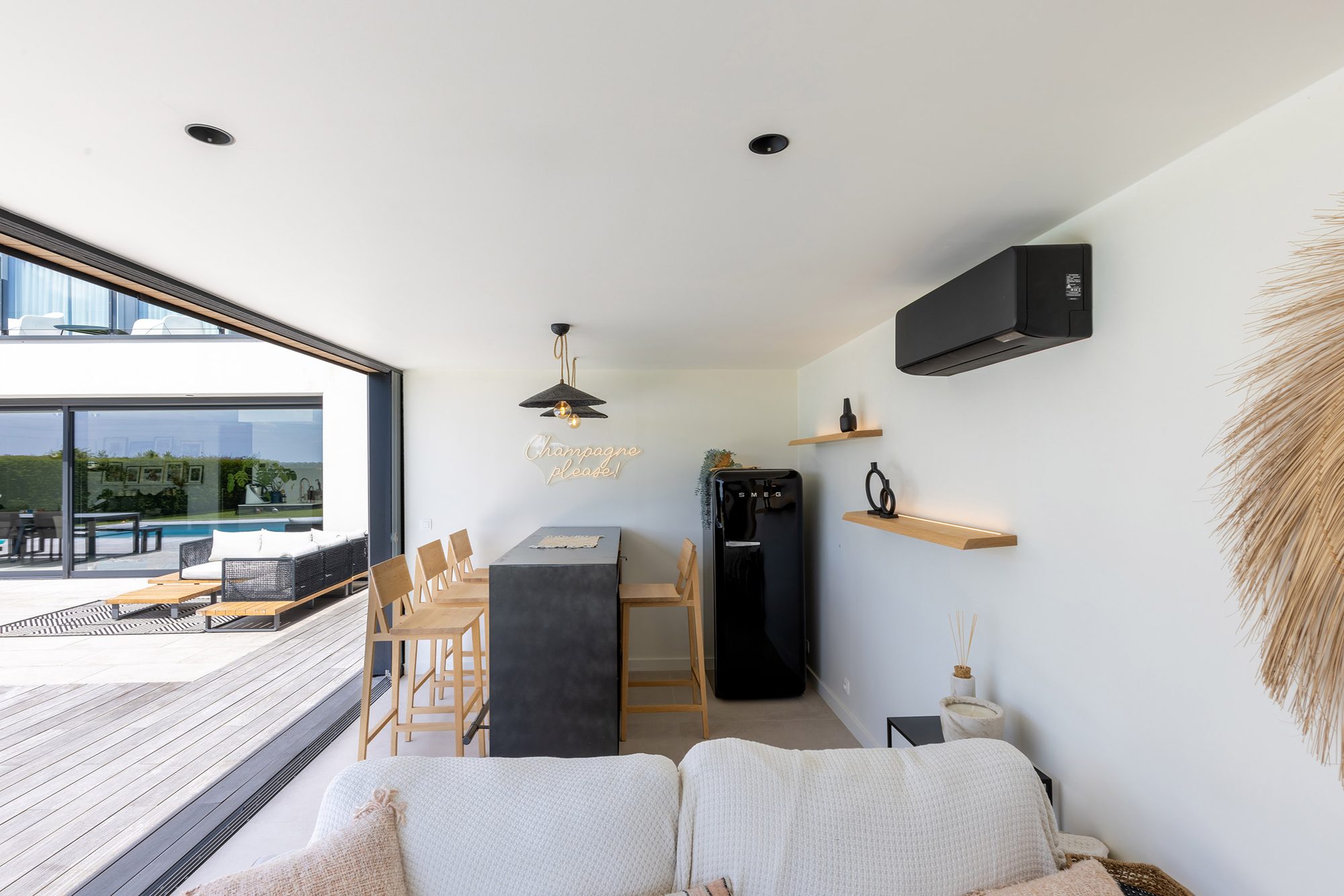 Pool house avec climatisation et bar intérieur